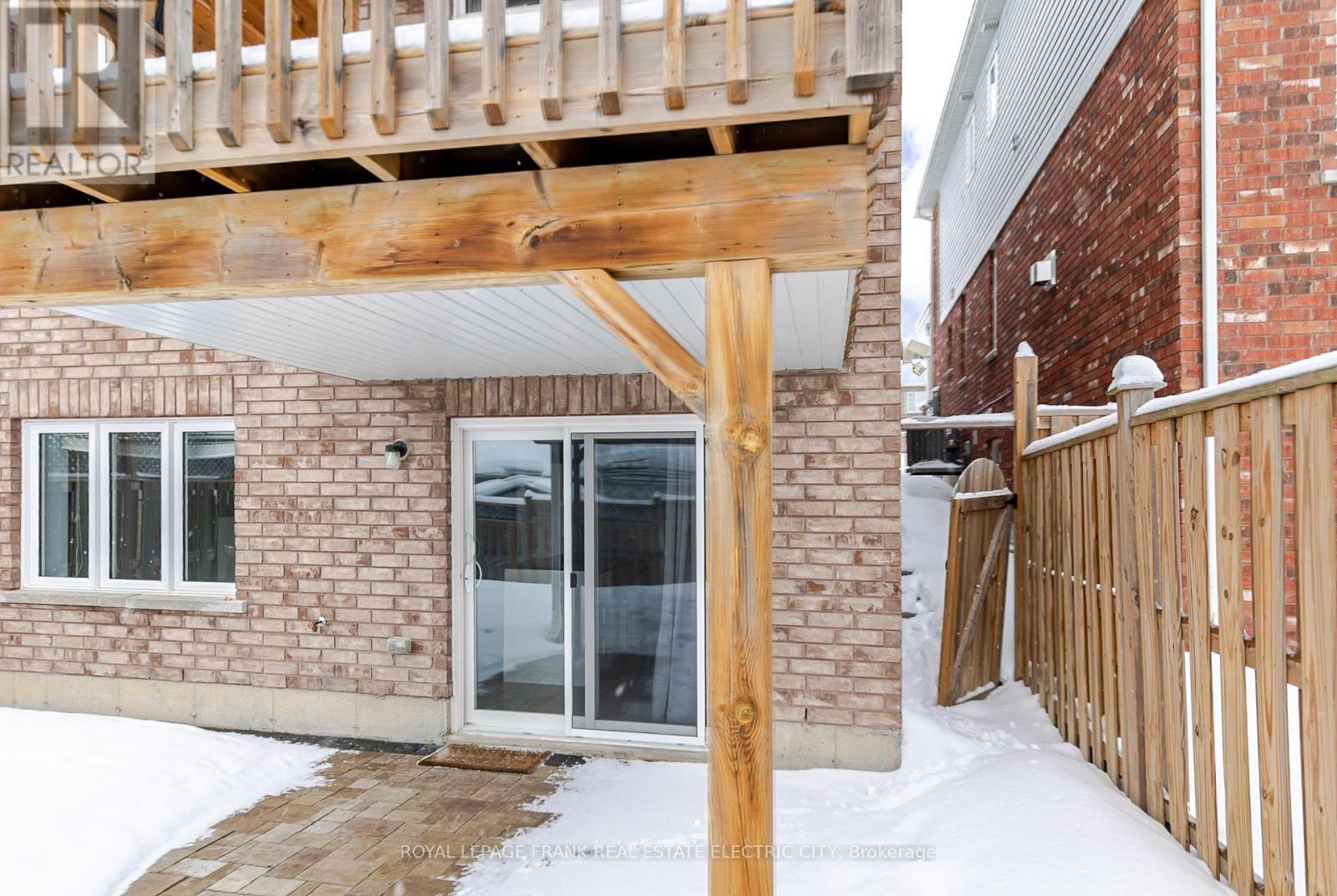 












417 FLORENCE DRIVE

,
Peterborough (Monaghan Ward 2),




Ontario
K9J0H7

