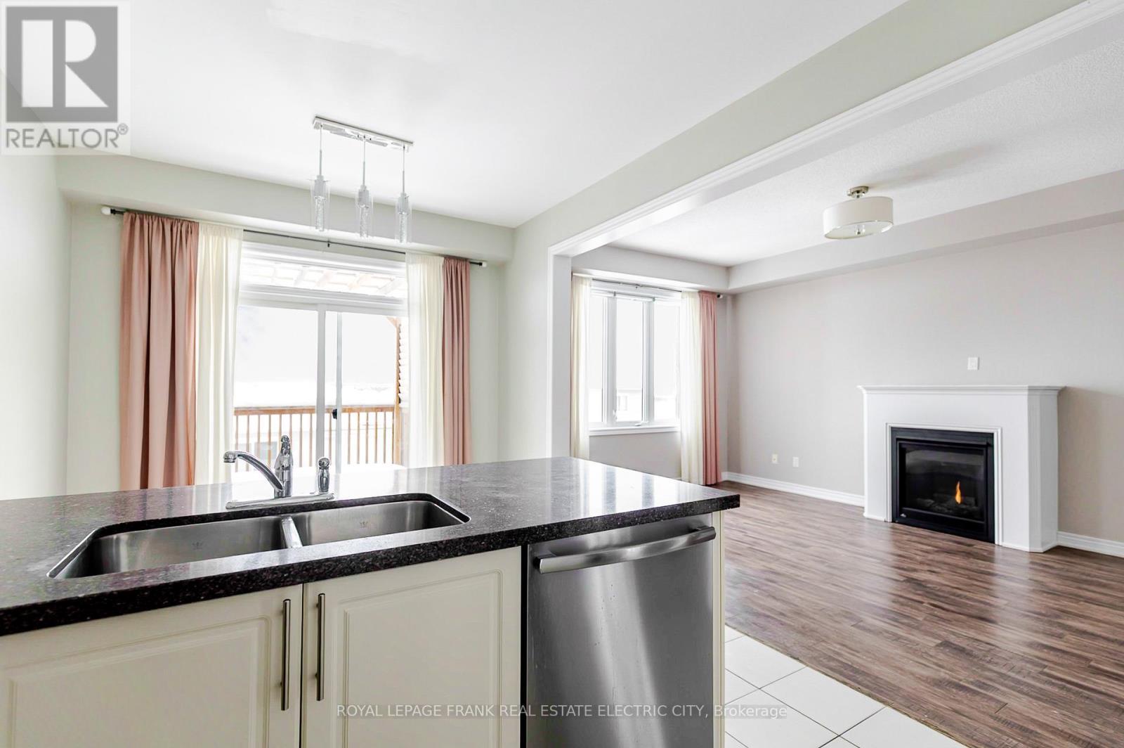 












417 FLORENCE DRIVE

,
Peterborough (Monaghan Ward 2),




Ontario
K9J0H7

