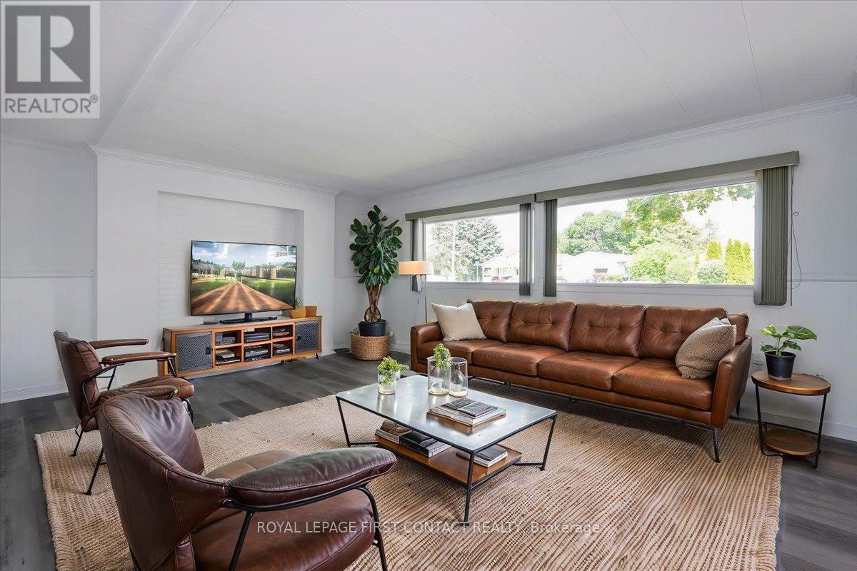 












25 HAWTHORNE DRIVE

,
Innisfil,




Ontario
L9S1P1

