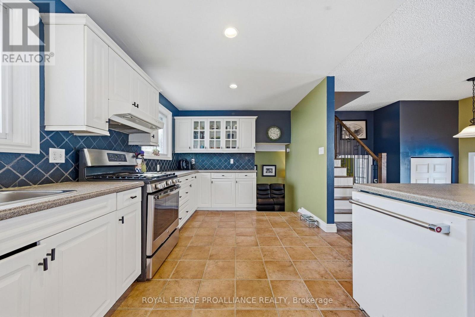 












23 DIAMOND CRESCENT

,
Belleville (Belleville Ward),




Ontario
K8N5G5

