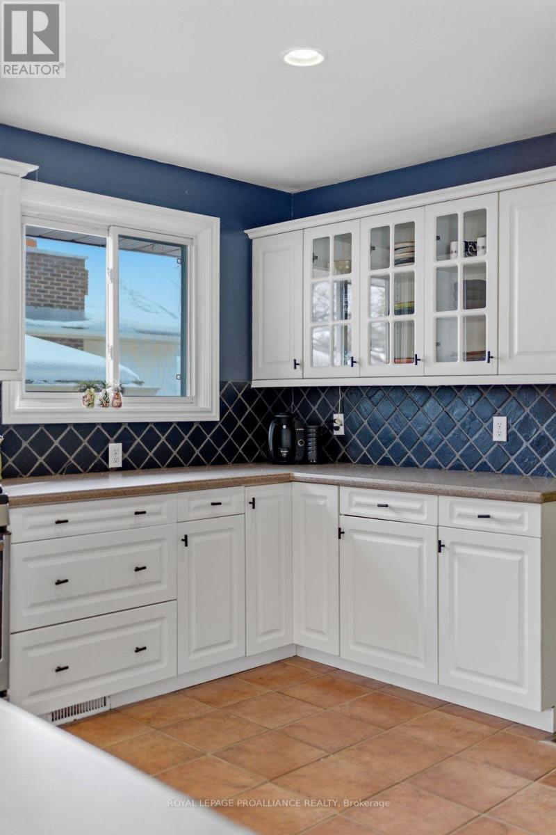 












23 DIAMOND CRESCENT

,
Belleville (Belleville Ward),




Ontario
K8N5G5

