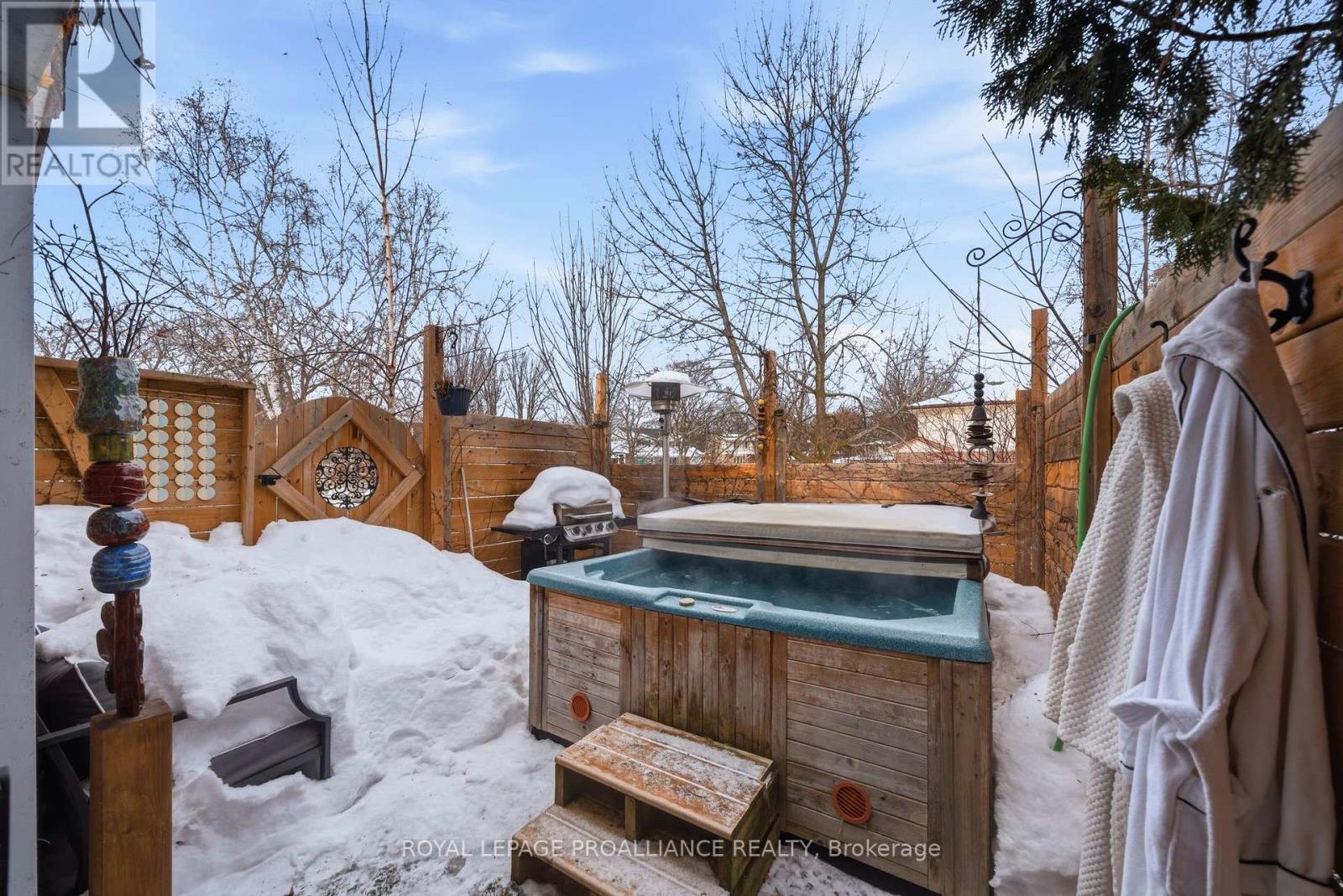 












23 DIAMOND CRESCENT

,
Belleville (Belleville Ward),




Ontario
K8N5G5

