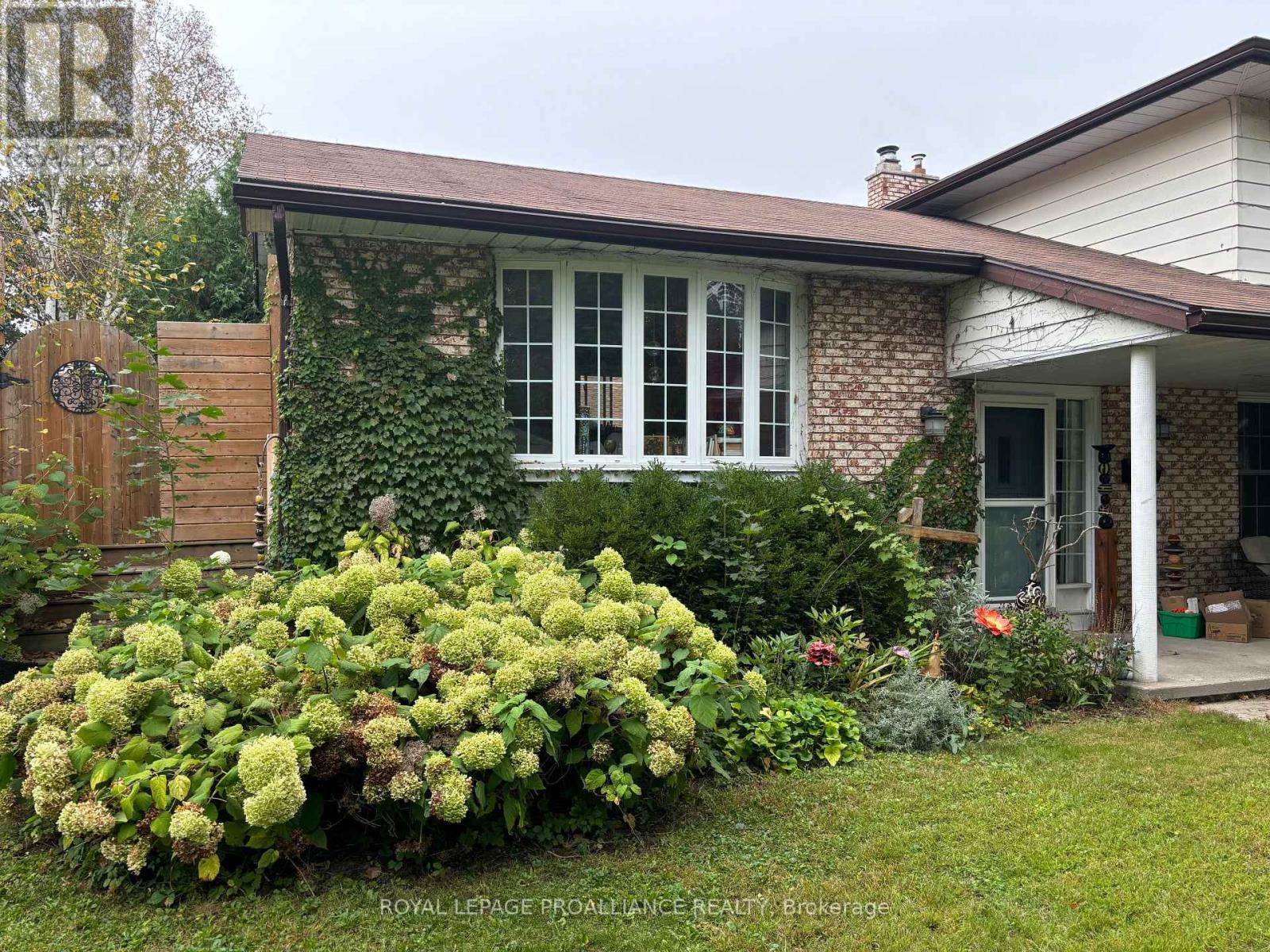












23 DIAMOND CRESCENT

,
Belleville (Belleville Ward),




Ontario
K8N5G5

