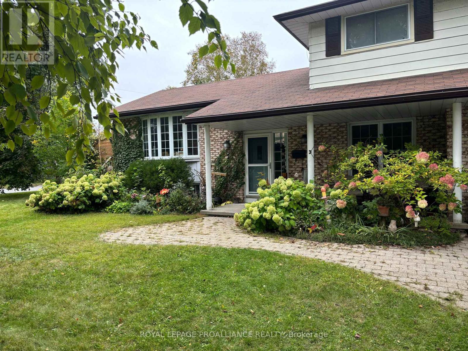 












23 DIAMOND CRESCENT

,
Belleville (Belleville Ward),




Ontario
K8N5G5

