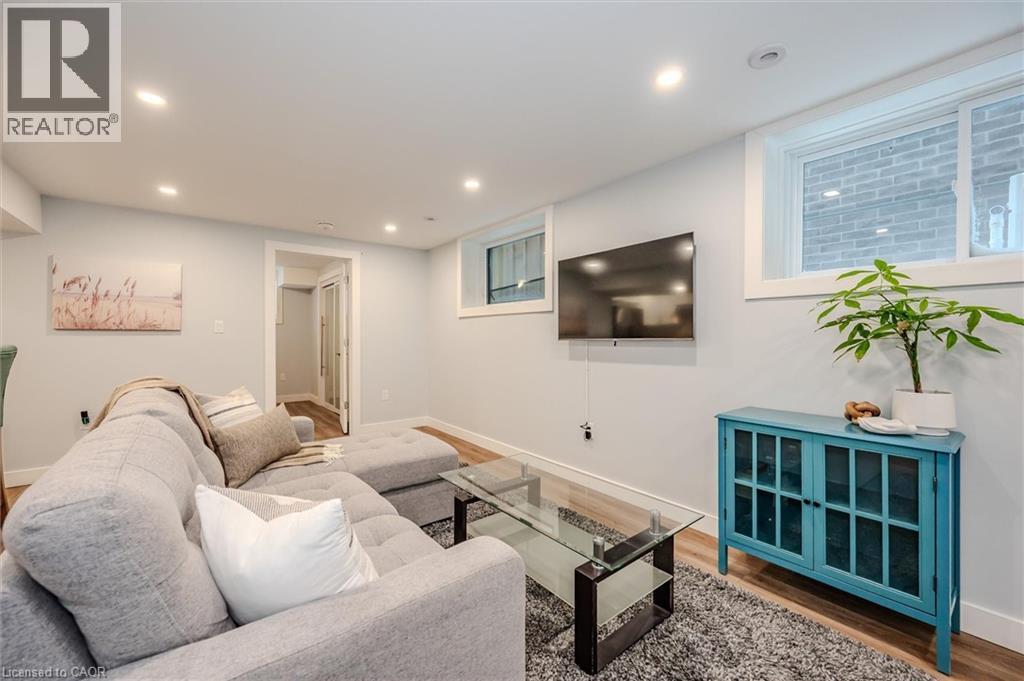 












49 RYDER Avenue

,
Guelph,




Ontario
N1G0H1

