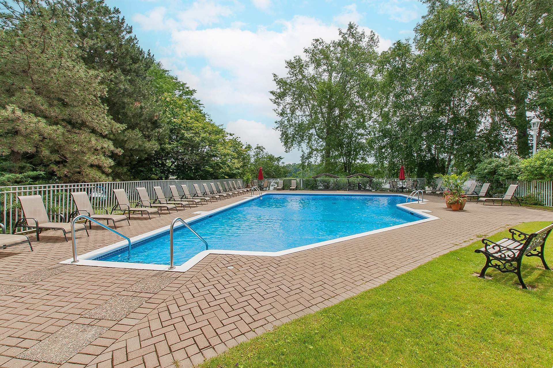 









4480


Prom. Paton

, 704,
Laval (Chomedey),




QC
H7W5E1

