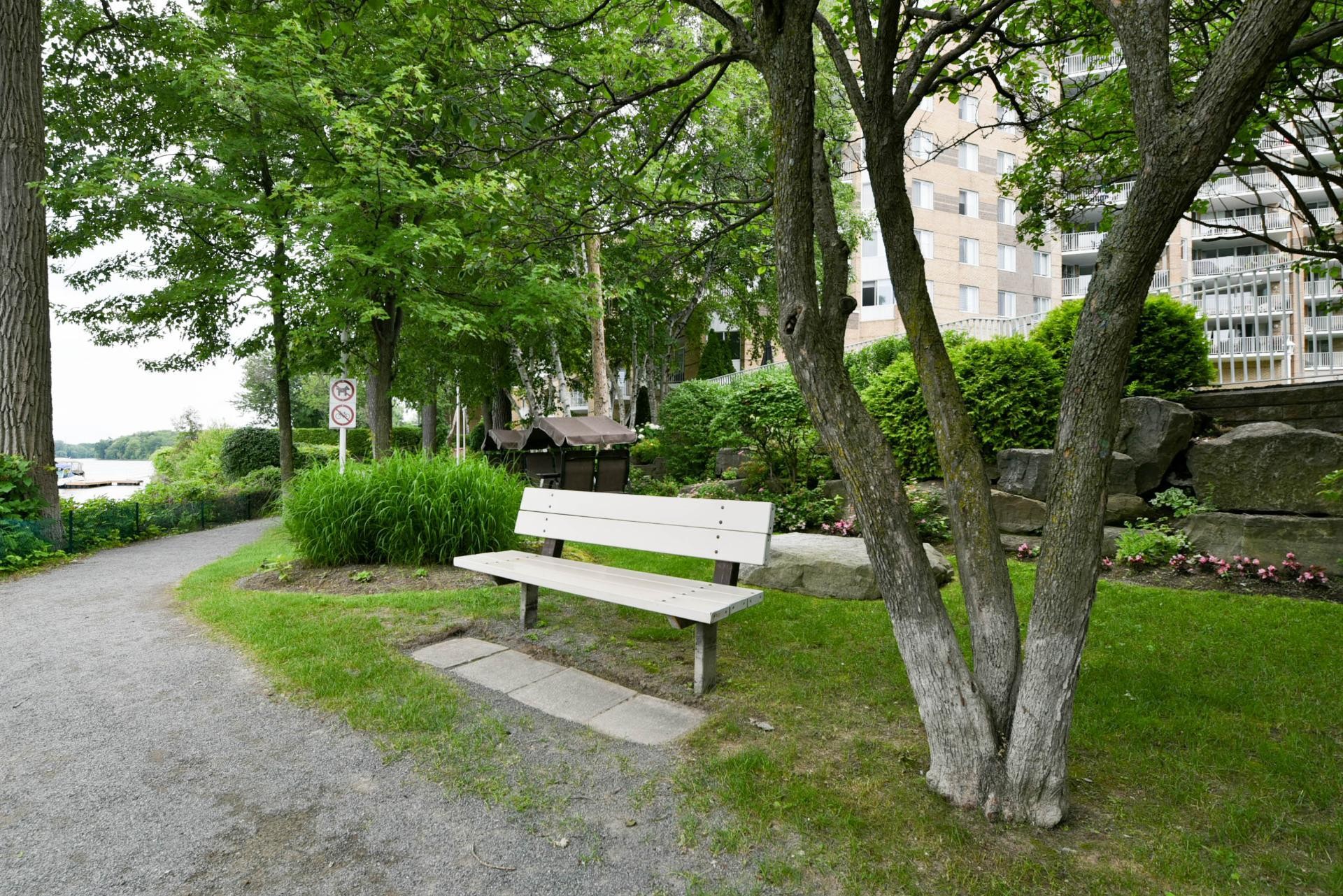 









4480


Prom. Paton

, 704,
Laval (Chomedey),




QC
H7W5E1

