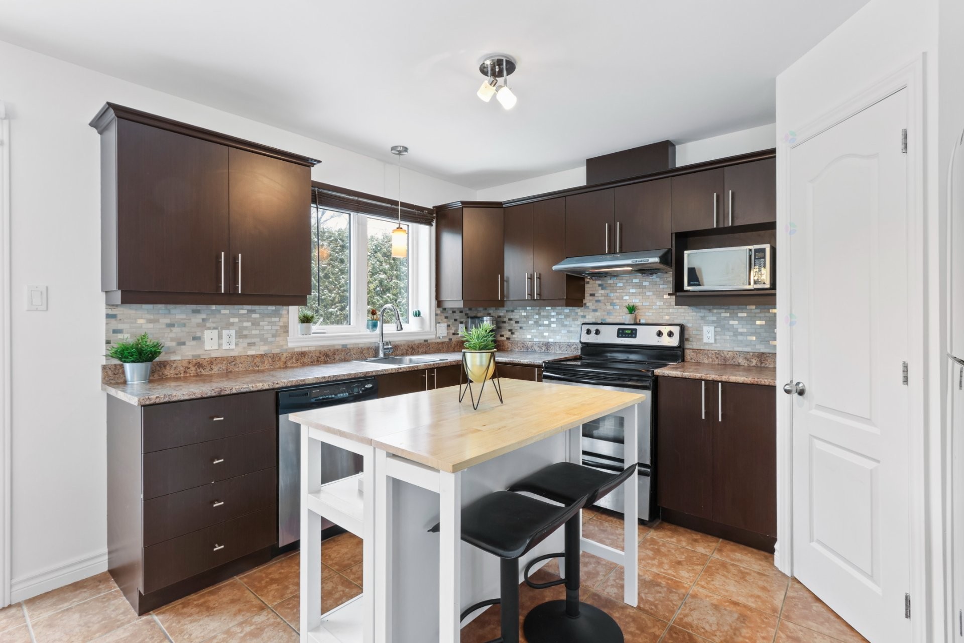 









55


Rue des Tilleuls

,
Sainte-Martine,




QC
J0S1V0

