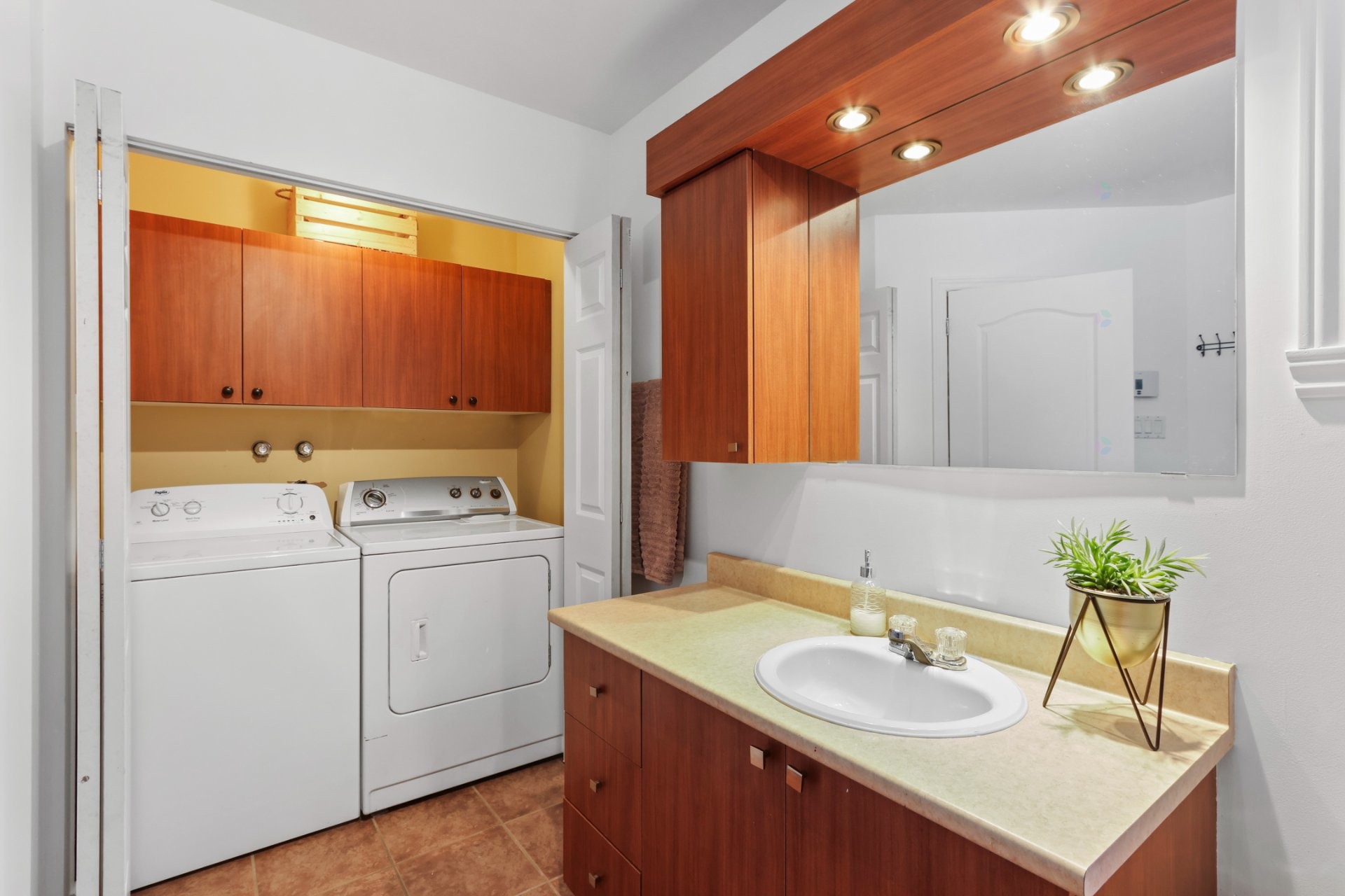 









55


Rue des Tilleuls

,
Sainte-Martine,




QC
J0S1V0

