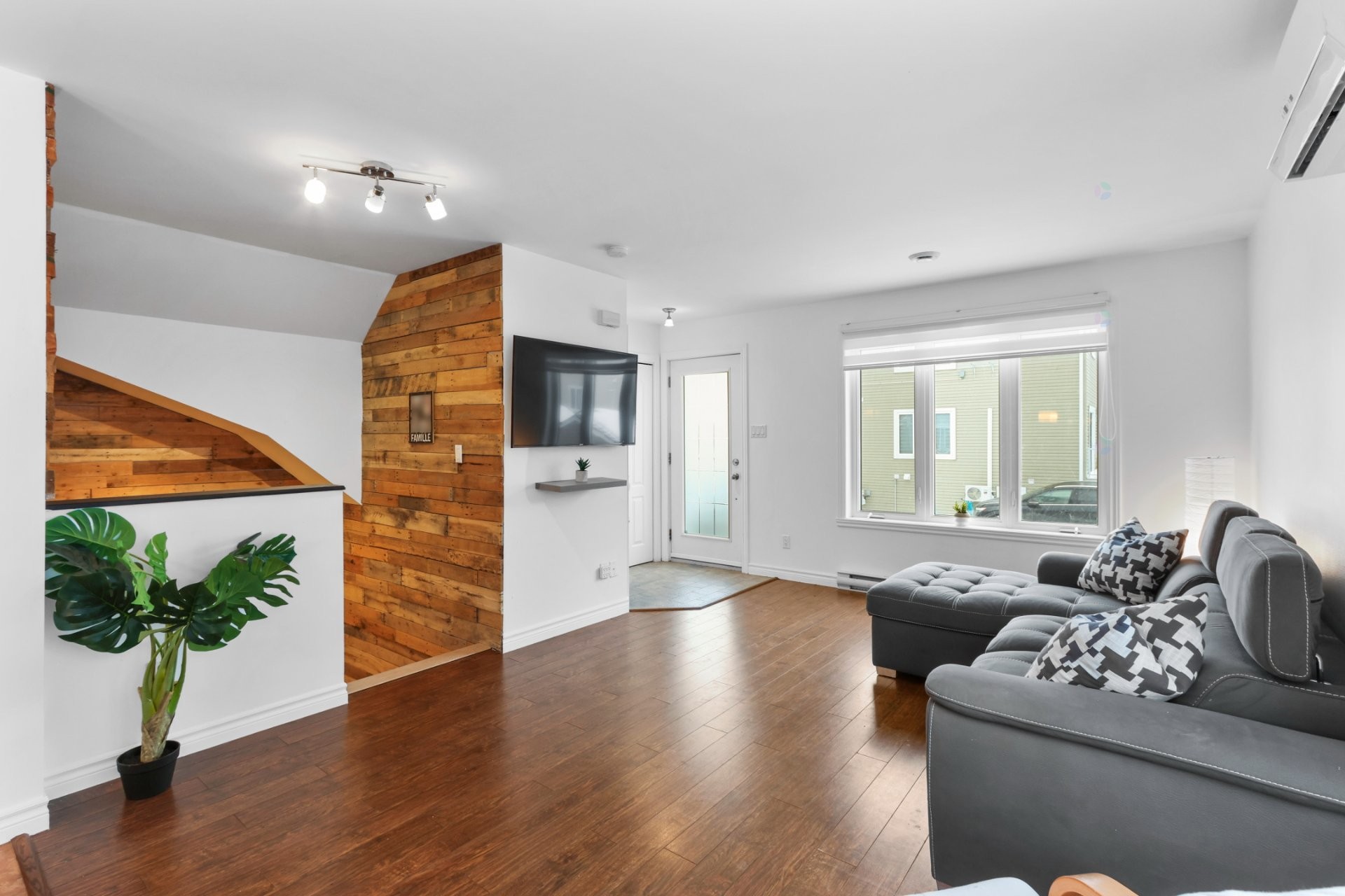 









55


Rue des Tilleuls

,
Sainte-Martine,




QC
J0S1V0

