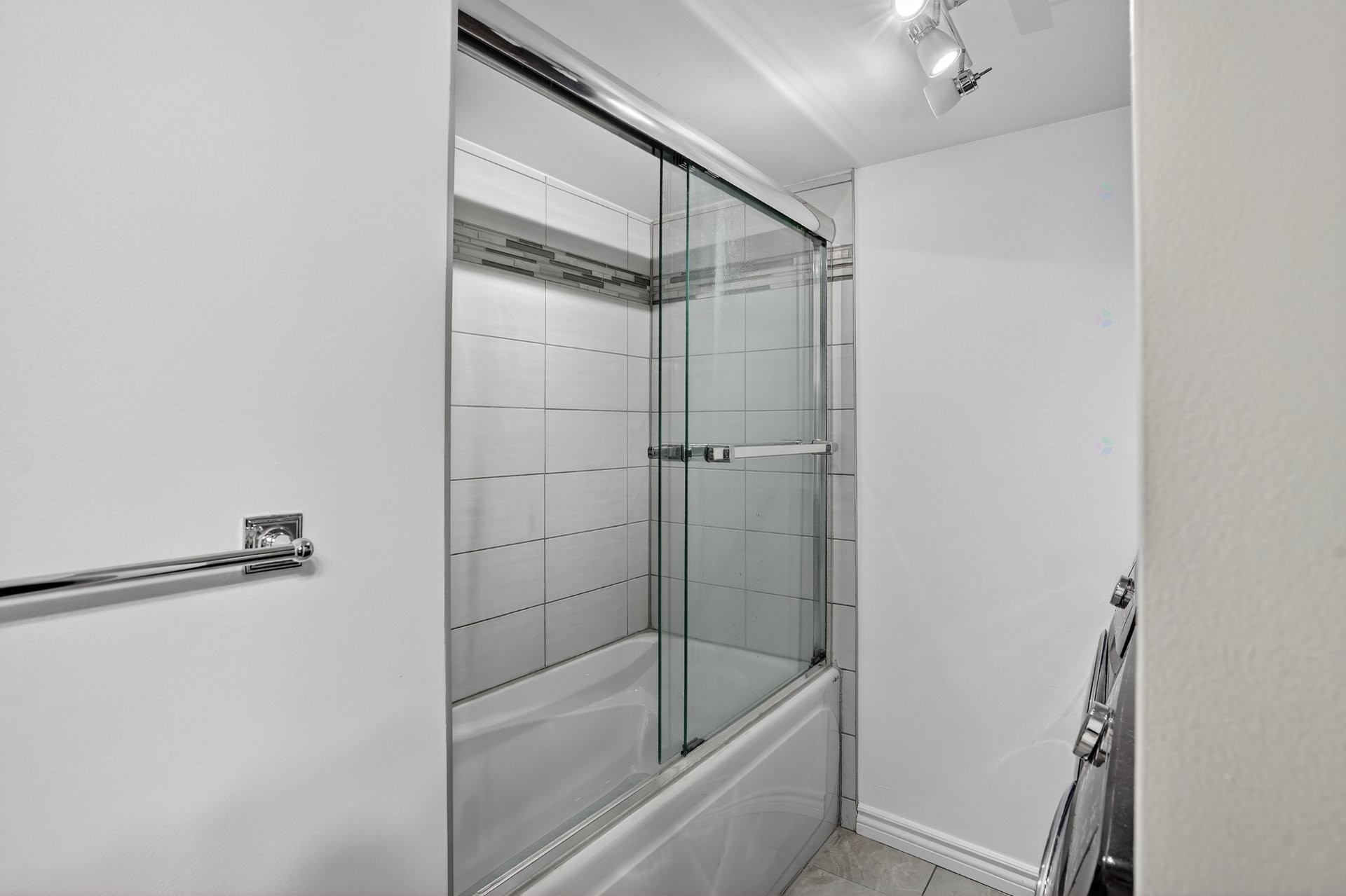 









16


Av. Papineau

, 8,
Candiac,




QC
J5R5S8

