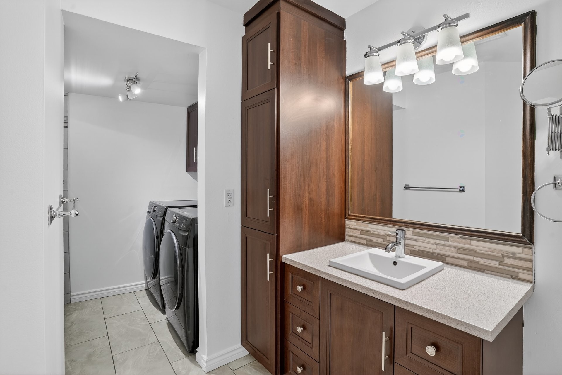 









16


Av. Papineau

, 8,
Candiac,




QC
J5R5S8

