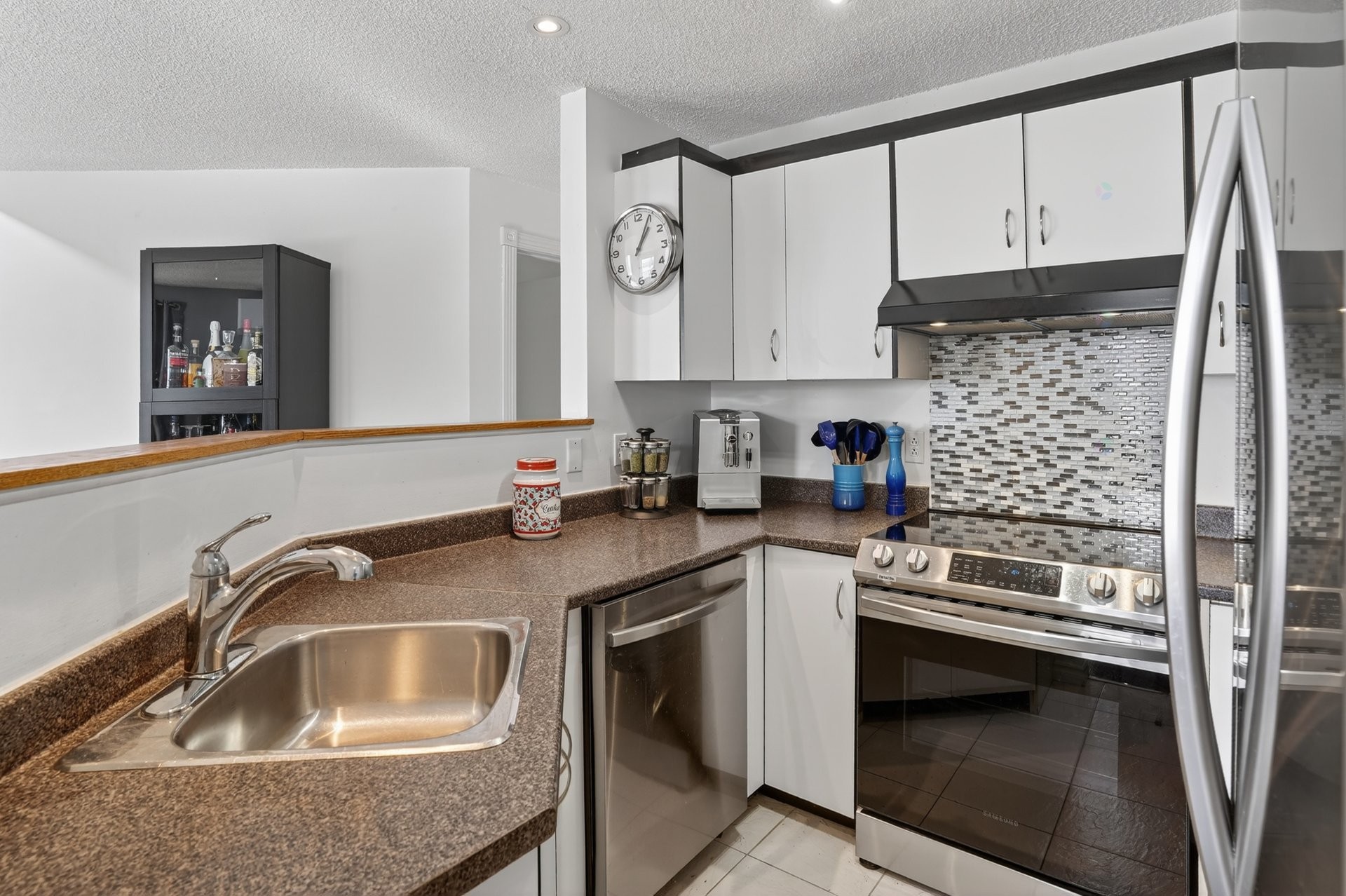 









16


Av. Papineau

, 8,
Candiac,




QC
J5R5S8

