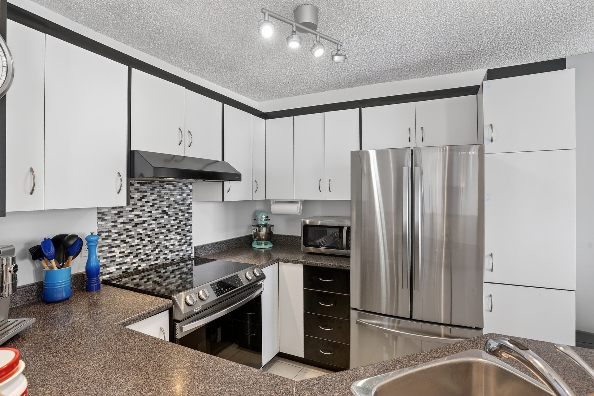 









16


Av. Papineau

, 8,
Candiac,




QC
J5R5S8

