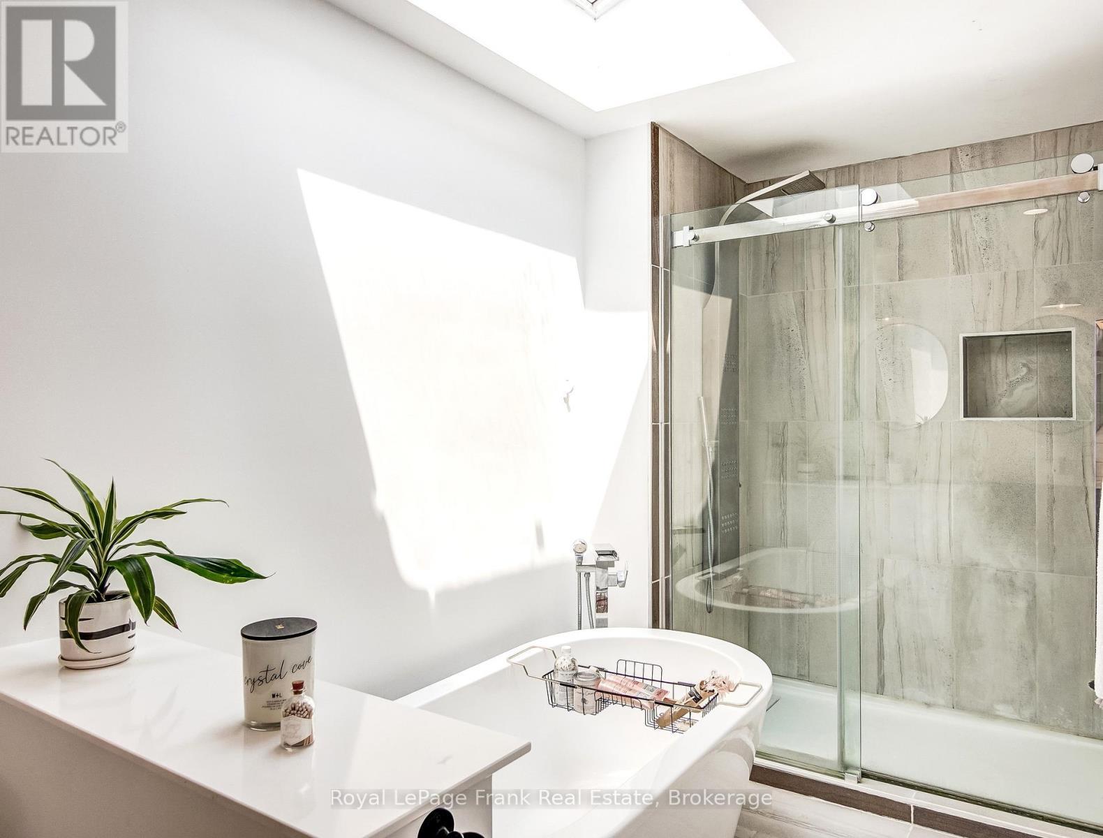 












674 GOODWOOD ROAD

,
Uxbridge,




Ontario
L9P1R4

