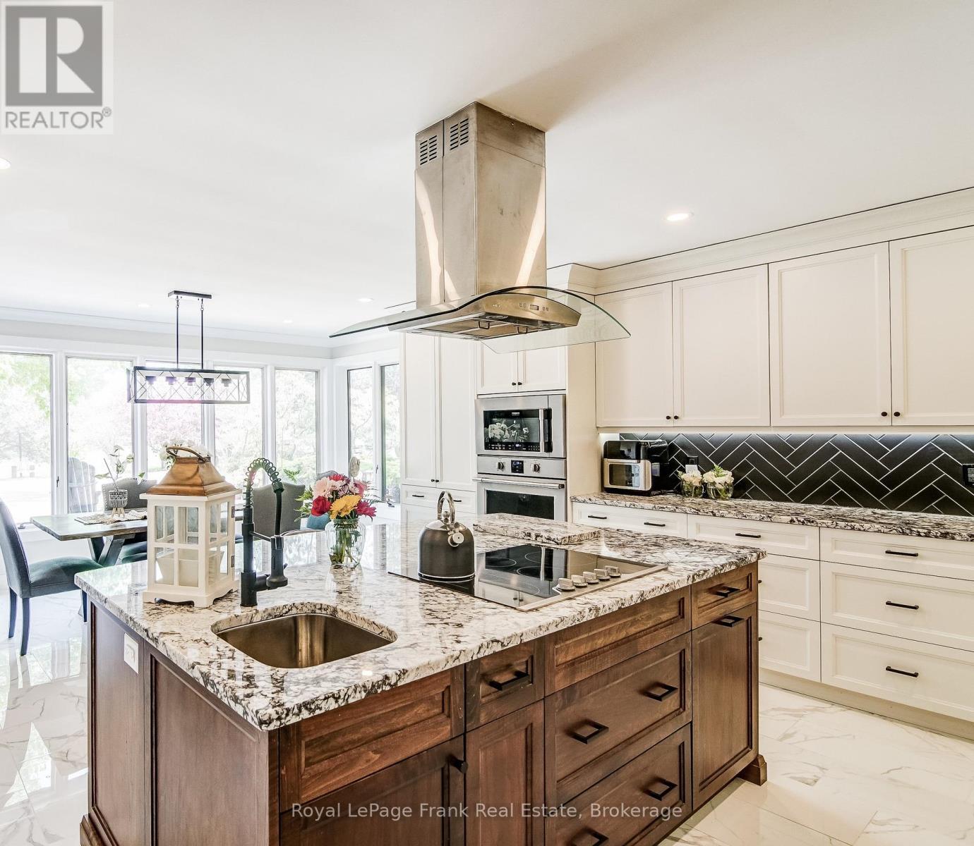 












674 GOODWOOD ROAD

,
Uxbridge,




Ontario
L9P1R4

