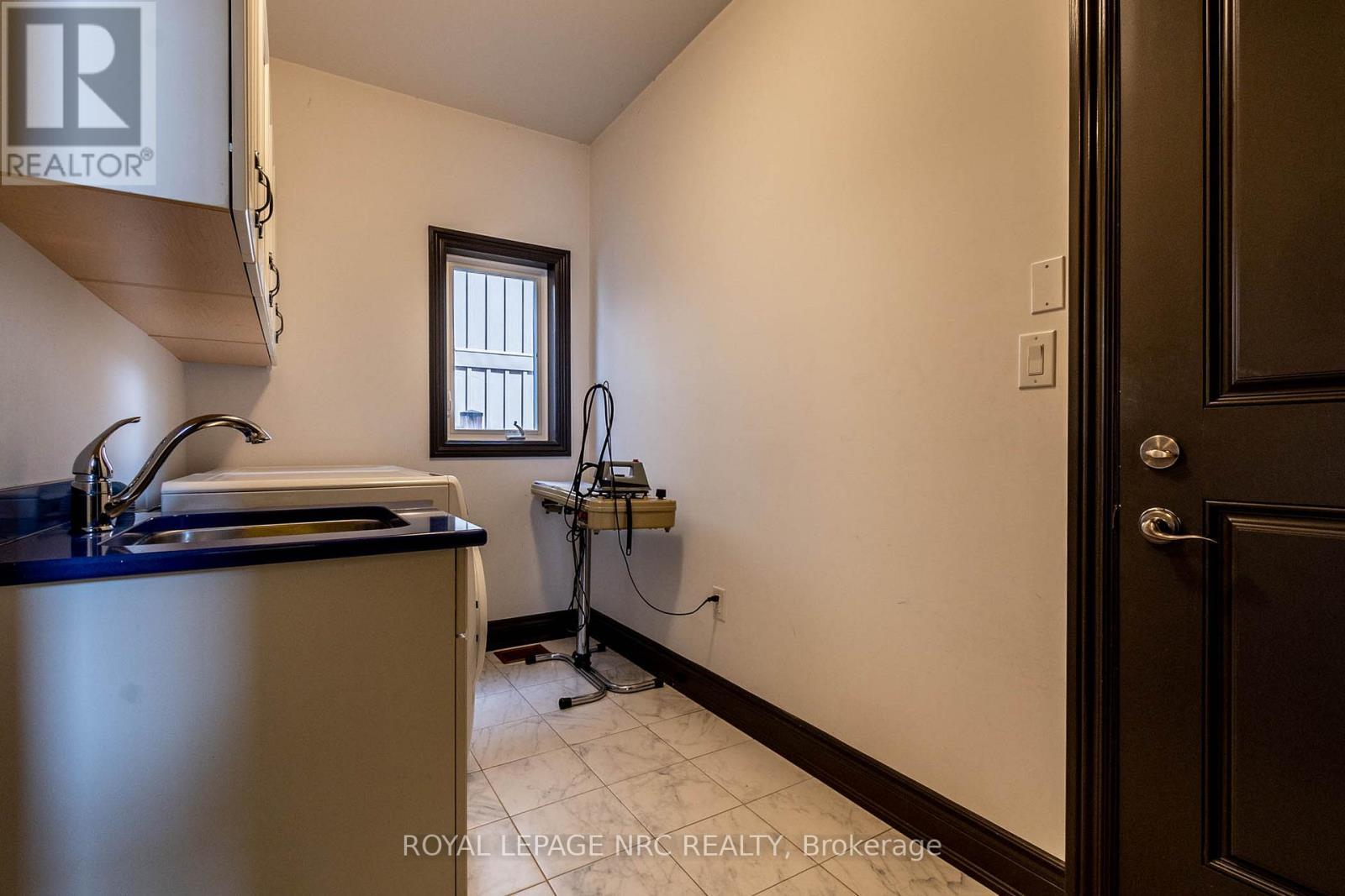 












4807 ZIMMERMAN AVENUE

,
Niagara Falls (Downtown),




Ontario
L2E3N1

