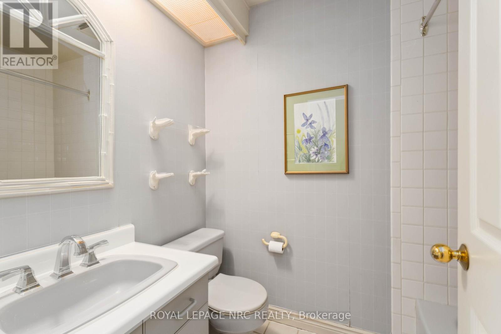 












192 WOODSIDE DRIVE

,
St. Catharines (Glendale/Glenridge),




Ontario
L2T1X6

