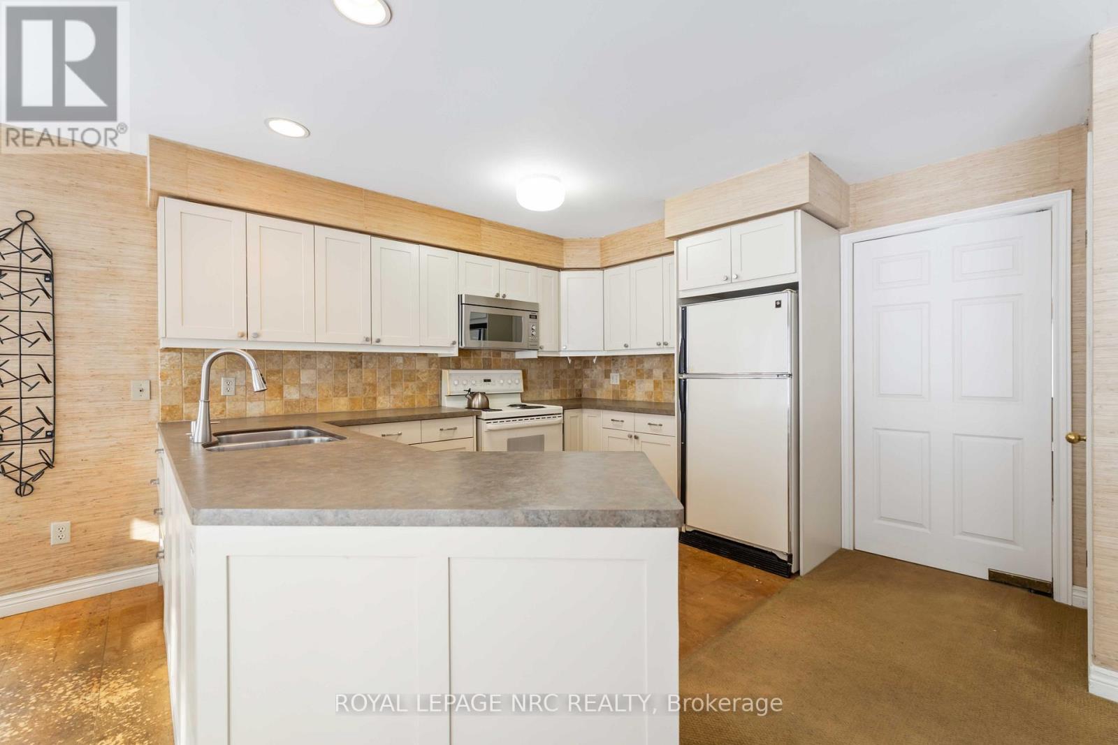 












192 WOODSIDE DRIVE

,
St. Catharines (Glendale/Glenridge),




Ontario
L2T1X6

