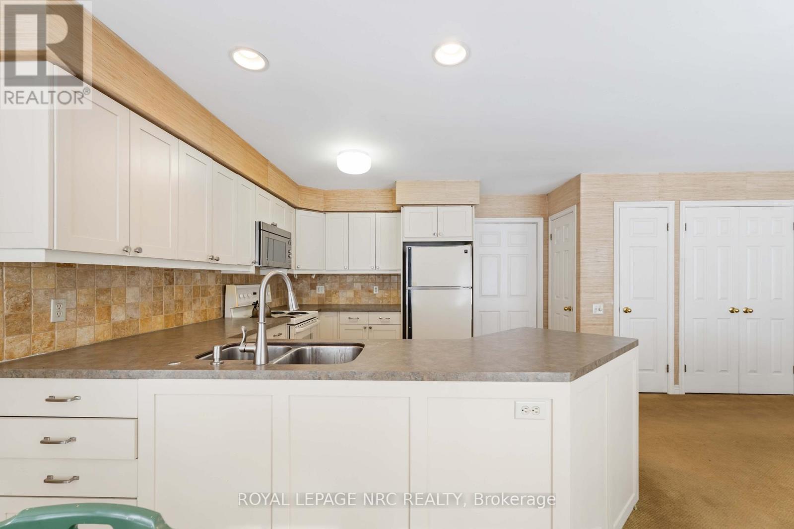 












192 WOODSIDE DRIVE

,
St. Catharines (Glendale/Glenridge),




Ontario
L2T1X6

