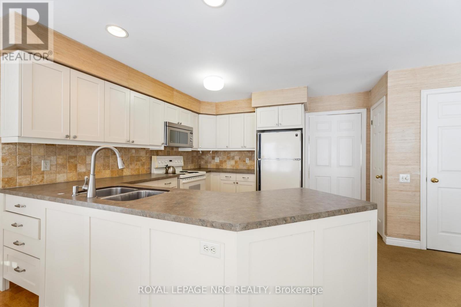 












192 WOODSIDE DRIVE

,
St. Catharines (Glendale/Glenridge),




Ontario
L2T1X6

