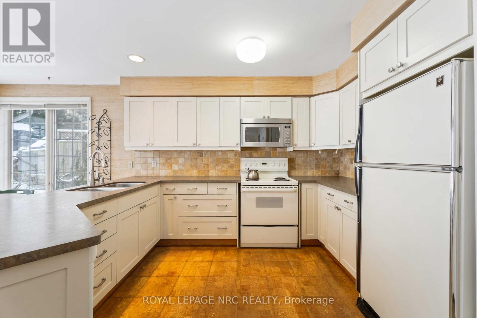 












192 WOODSIDE DRIVE

,
St. Catharines (Glendale/Glenridge),




Ontario
L2T1X6

