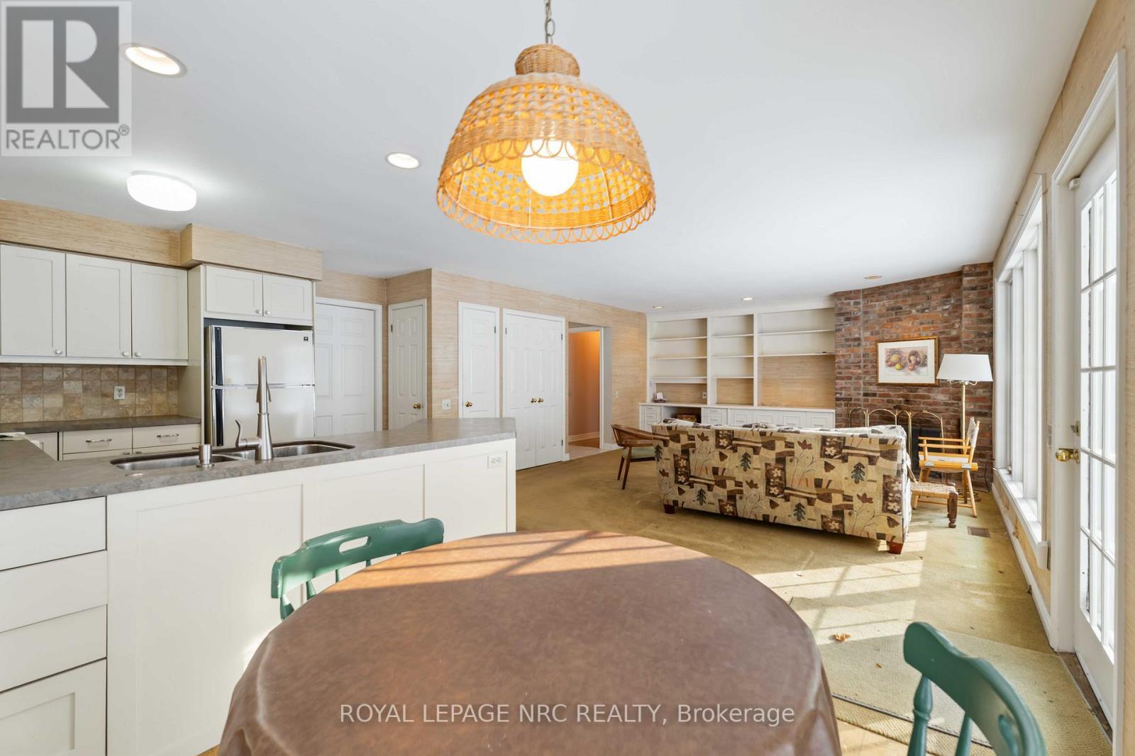 












192 WOODSIDE DRIVE

,
St. Catharines (Glendale/Glenridge),




Ontario
L2T1X6

