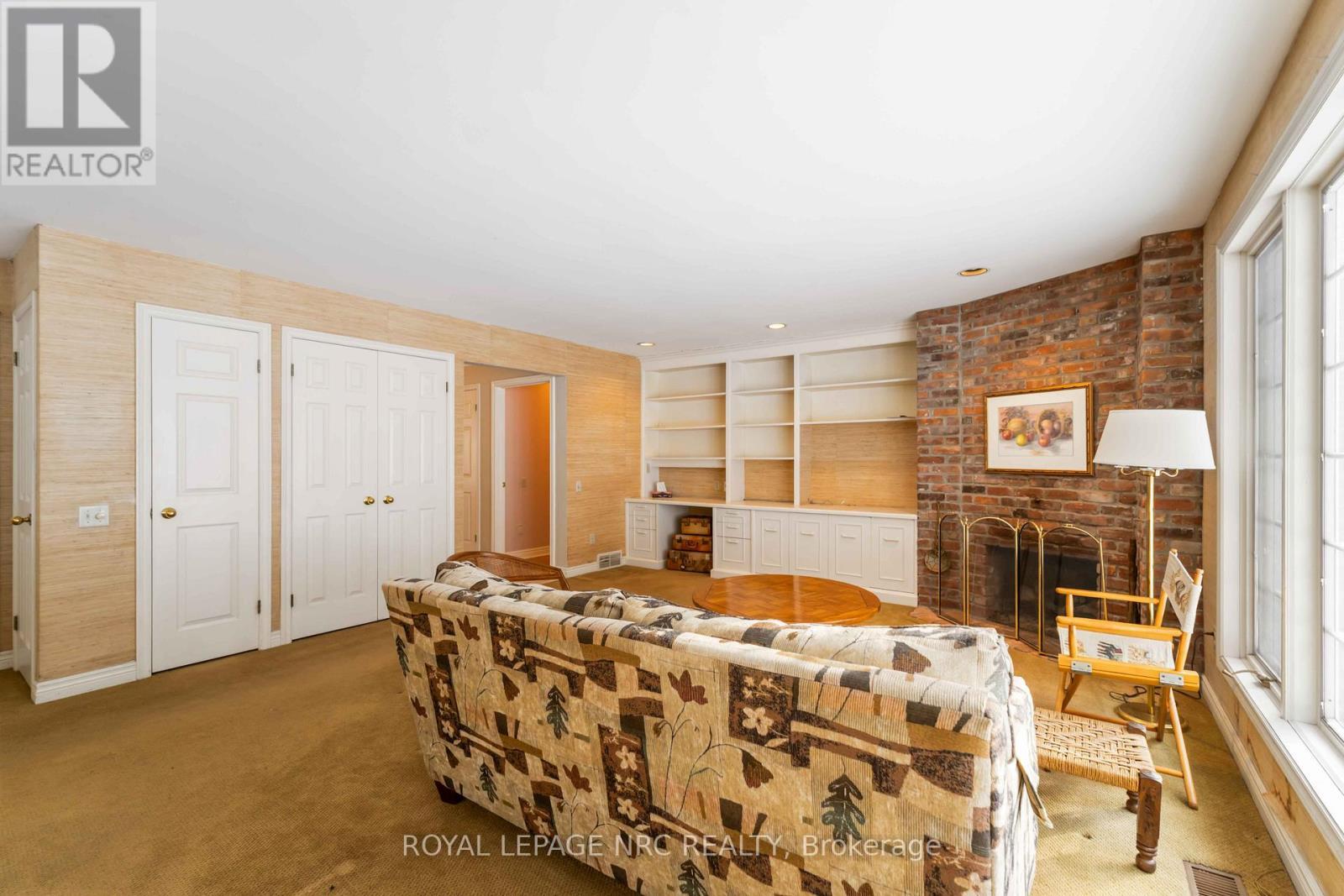 












192 WOODSIDE DRIVE

,
St. Catharines (Glendale/Glenridge),




Ontario
L2T1X6

