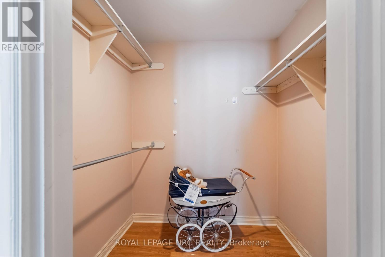 












192 WOODSIDE DRIVE

,
St. Catharines (Glendale/Glenridge),




Ontario
L2T1X6

