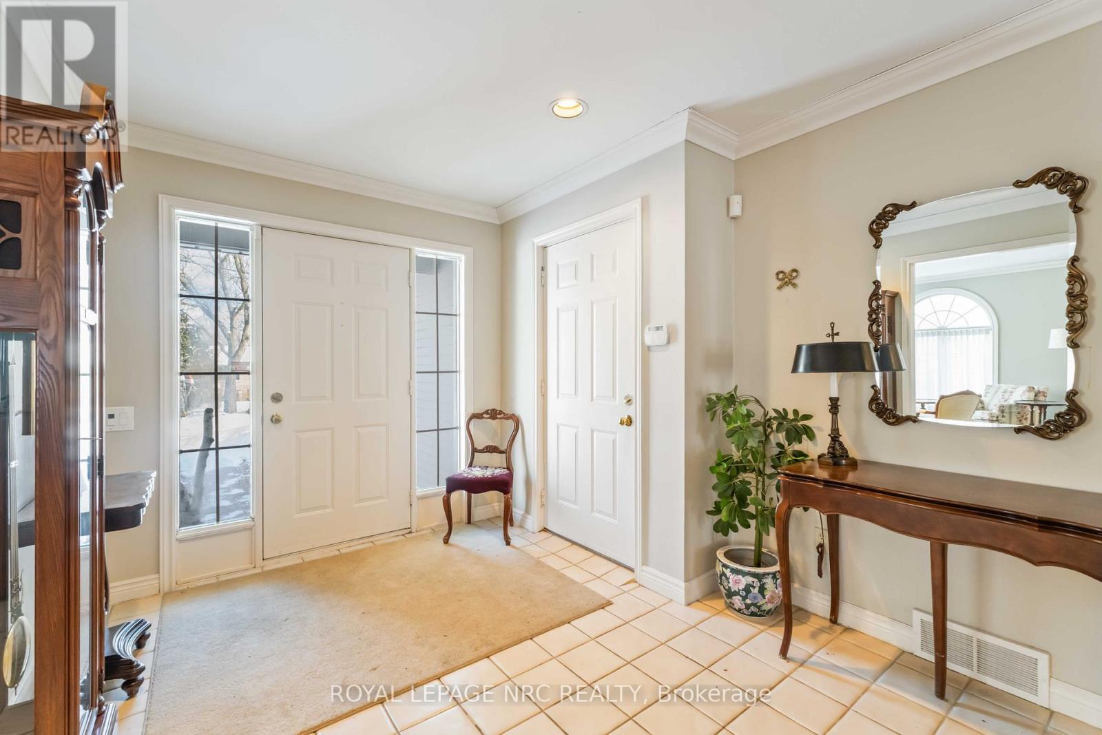 












192 WOODSIDE DRIVE

,
St. Catharines (Glendale/Glenridge),




Ontario
L2T1X6

