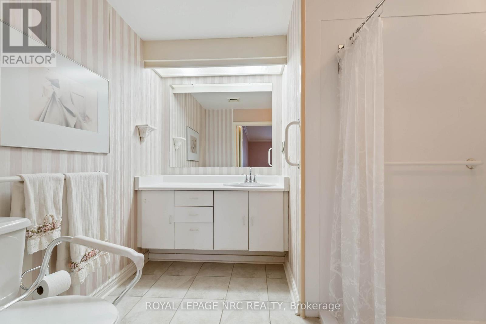 












192 WOODSIDE DRIVE

,
St. Catharines (Glendale/Glenridge),




Ontario
L2T1X6

