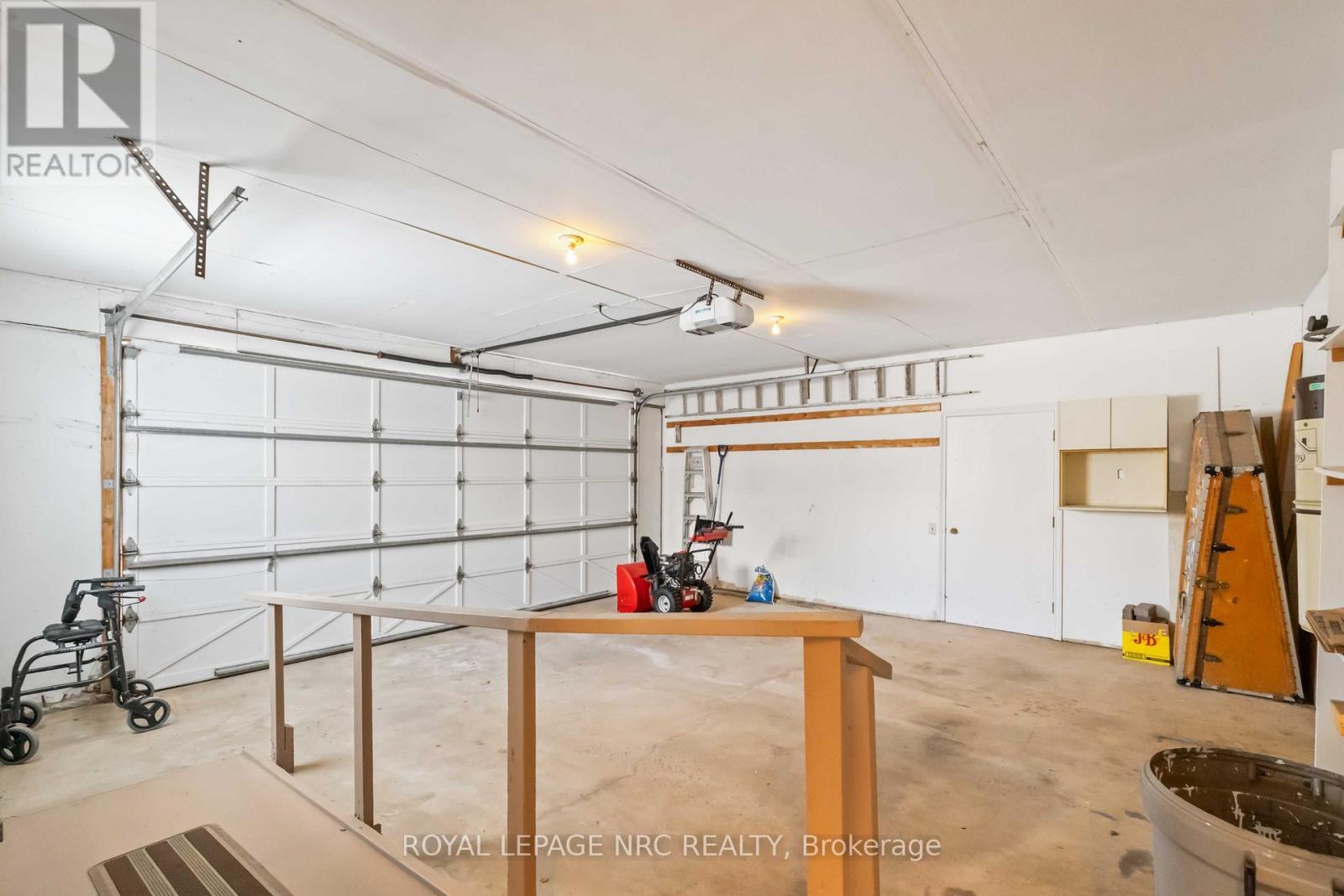 












192 WOODSIDE DRIVE

,
St. Catharines (Glendale/Glenridge),




Ontario
L2T1X6

