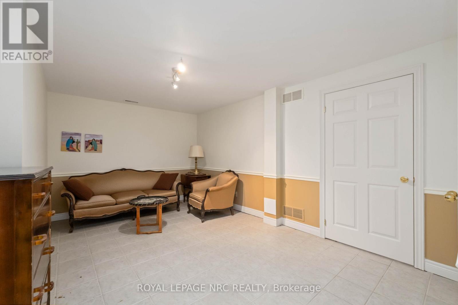 












192 WOODSIDE DRIVE

,
St. Catharines (Glendale/Glenridge),




Ontario
L2T1X6

