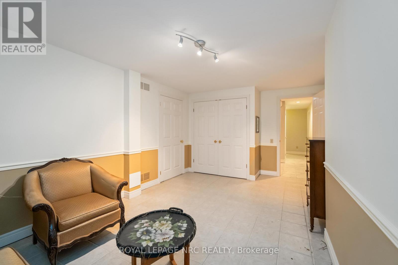 












192 WOODSIDE DRIVE

,
St. Catharines (Glendale/Glenridge),




Ontario
L2T1X6

