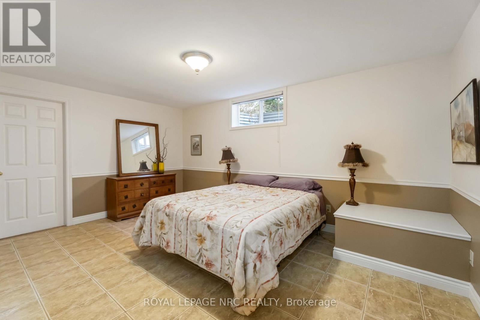 












192 WOODSIDE DRIVE

,
St. Catharines (Glendale/Glenridge),




Ontario
L2T1X6

