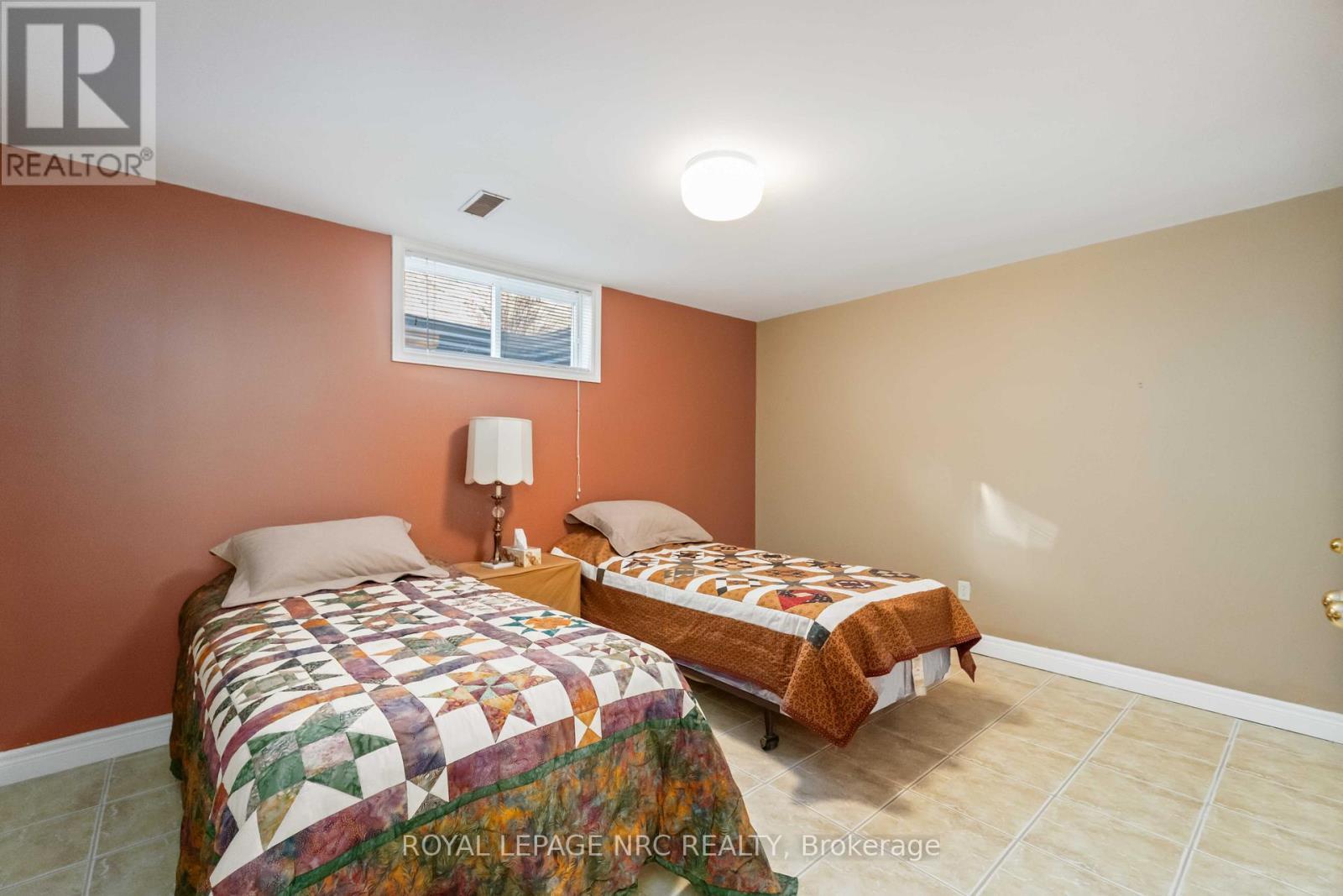 












192 WOODSIDE DRIVE

,
St. Catharines (Glendale/Glenridge),




Ontario
L2T1X6

