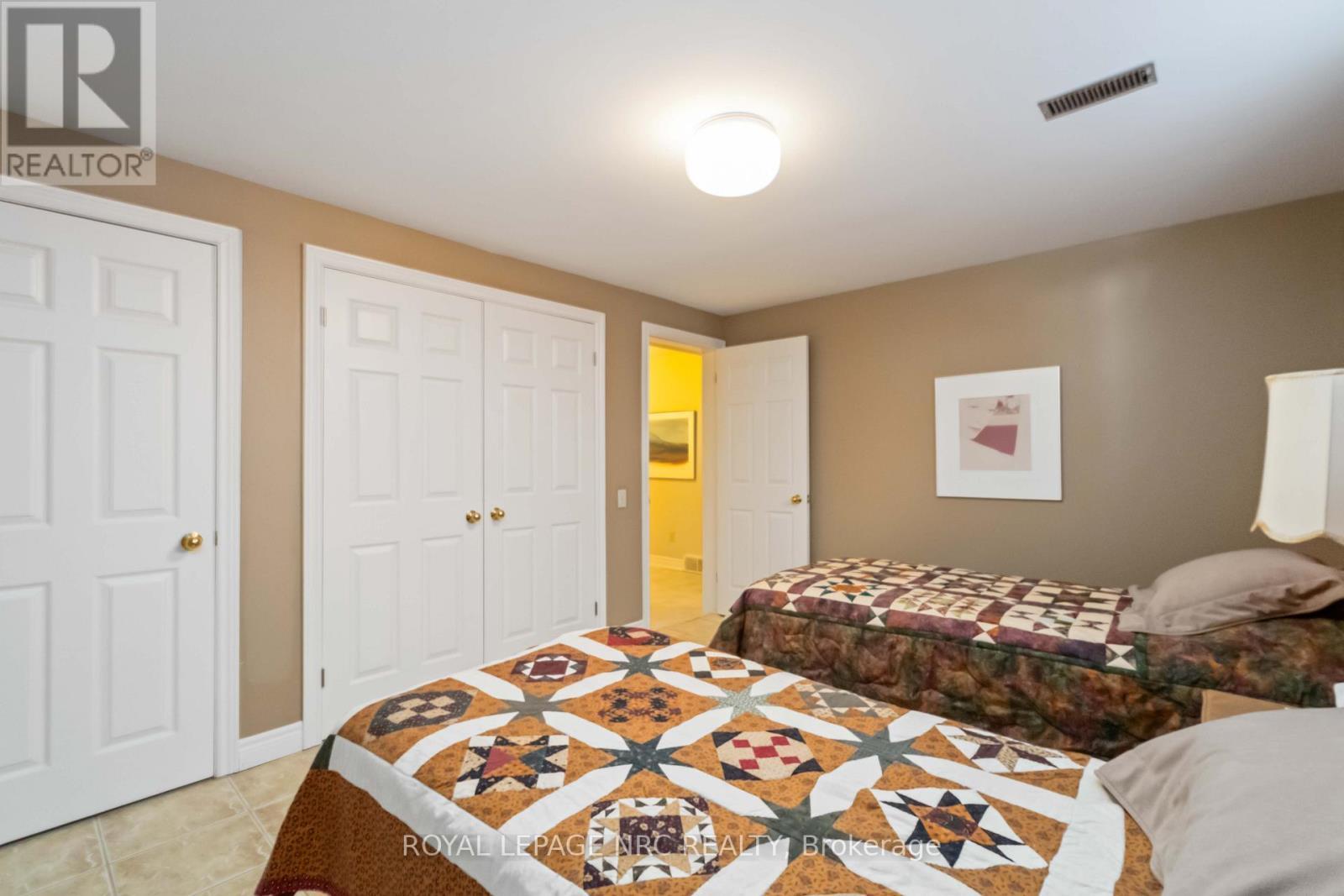 












192 WOODSIDE DRIVE

,
St. Catharines (Glendale/Glenridge),




Ontario
L2T1X6

