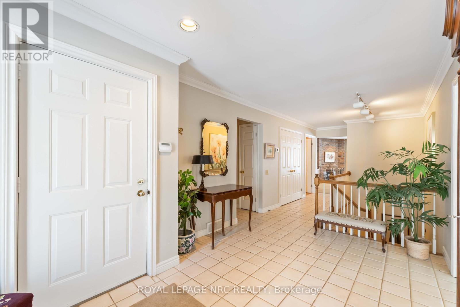 












192 WOODSIDE DRIVE

,
St. Catharines (Glendale/Glenridge),




Ontario
L2T1X6

