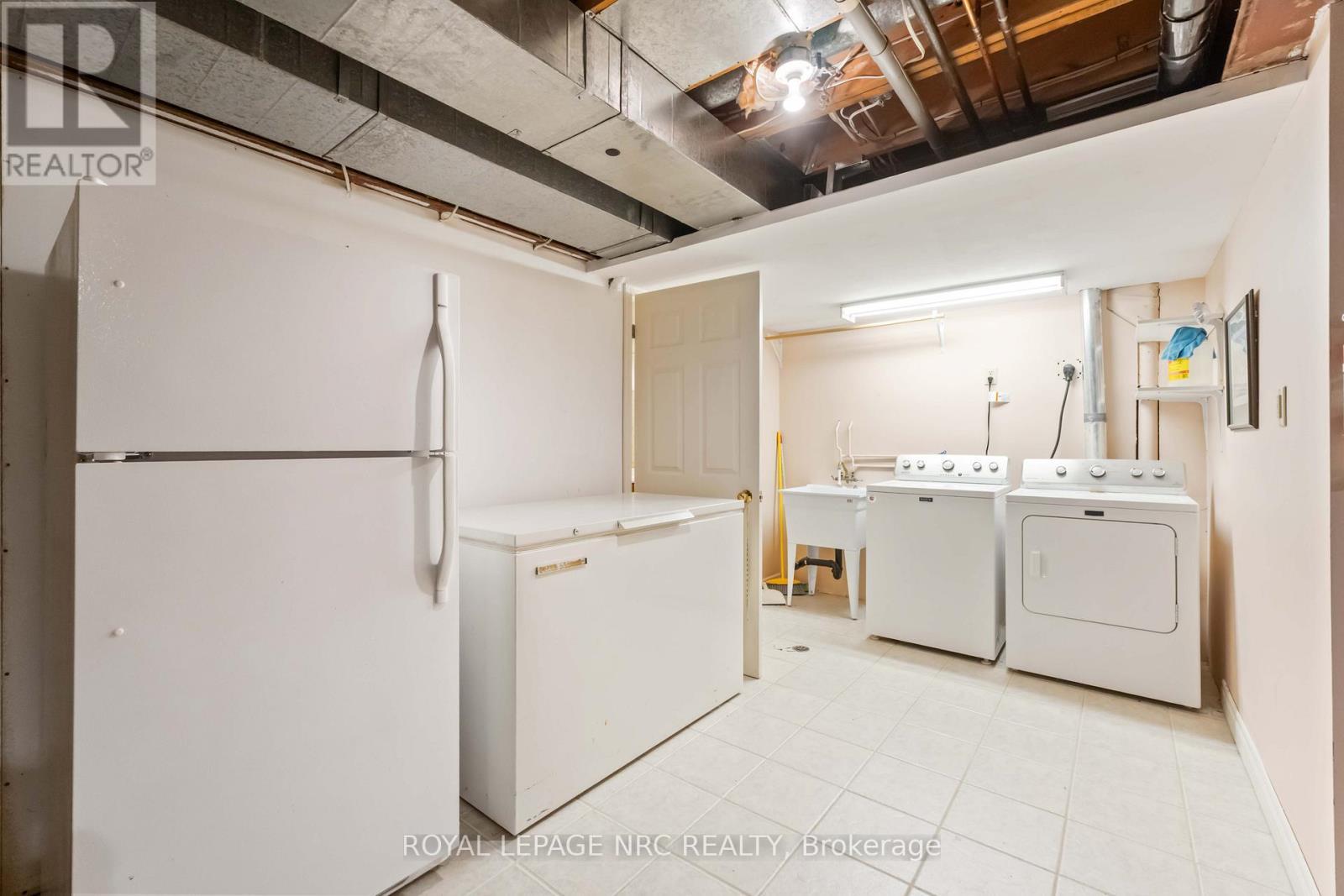 












192 WOODSIDE DRIVE

,
St. Catharines (Glendale/Glenridge),




Ontario
L2T1X6

