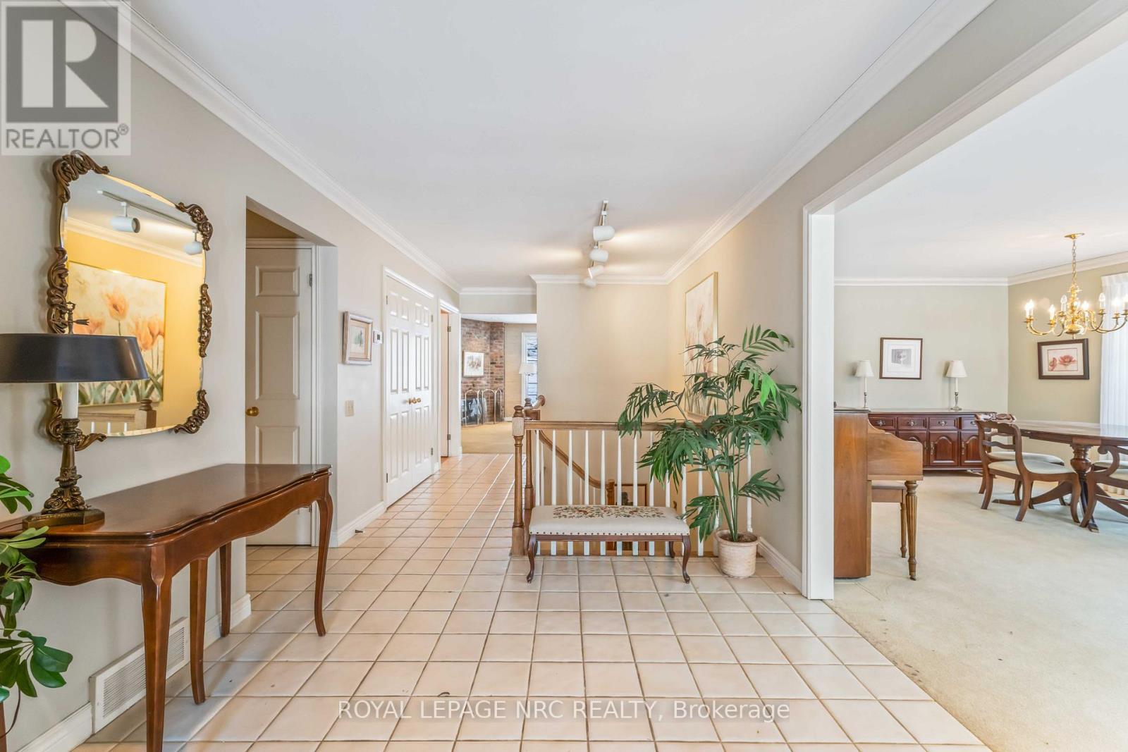 












192 WOODSIDE DRIVE

,
St. Catharines (Glendale/Glenridge),




Ontario
L2T1X6

