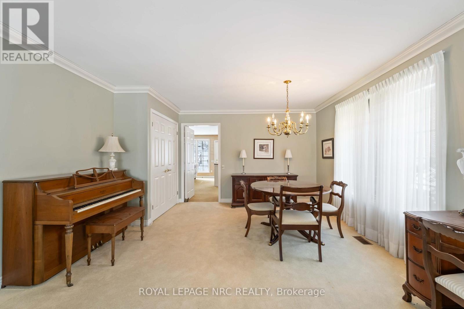 












192 WOODSIDE DRIVE

,
St. Catharines (Glendale/Glenridge),




Ontario
L2T1X6

