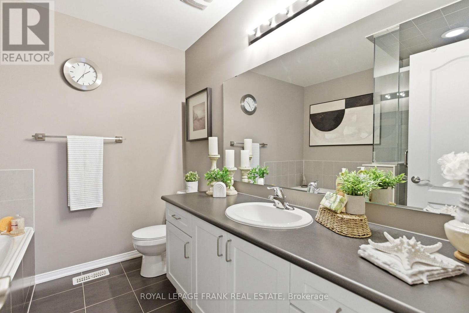 












56 - 11 BURTONBURY LANE

,
Ajax (Northeast Ajax),




Ontario
L1Z0L3

