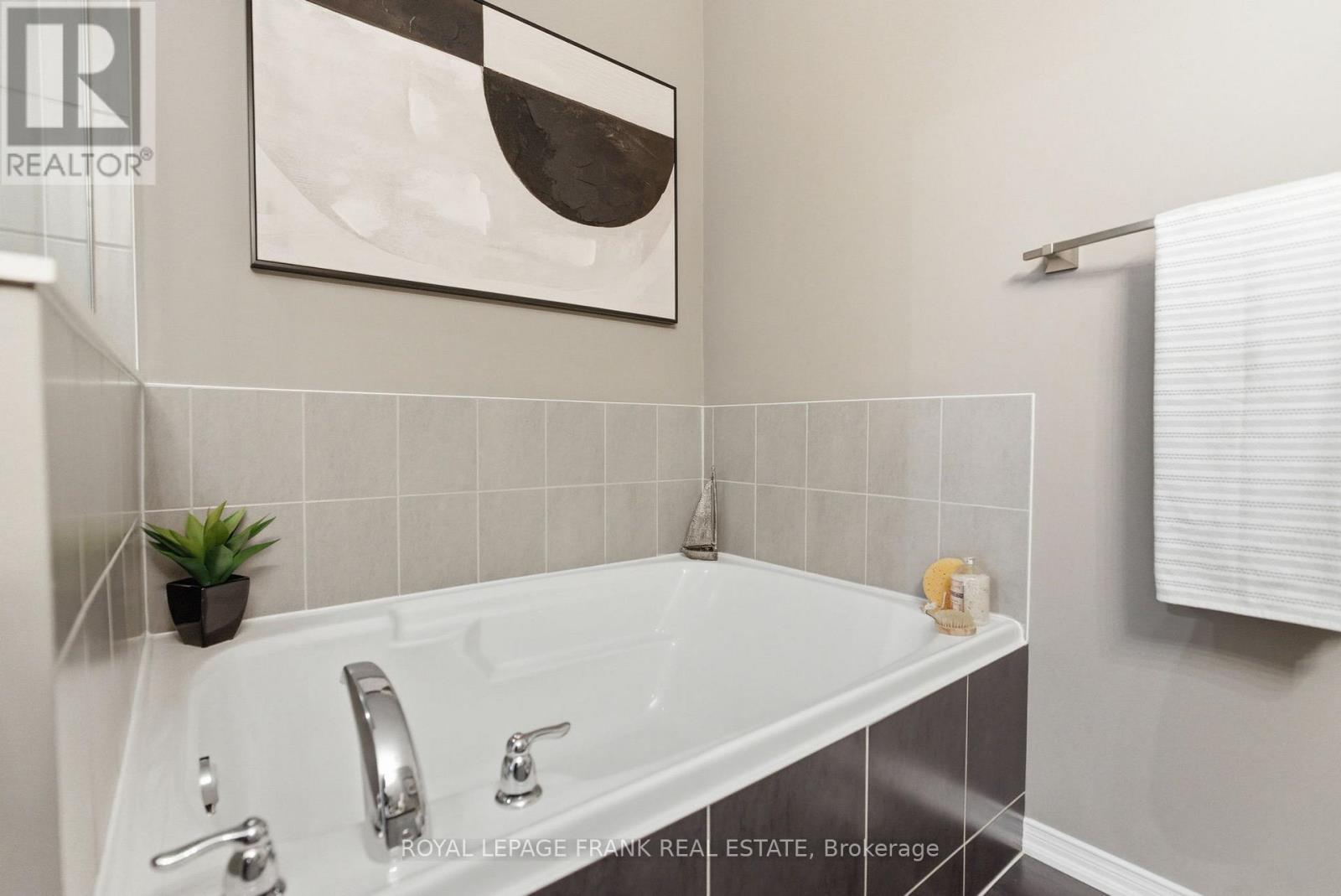 












56 - 11 BURTONBURY LANE

,
Ajax (Northeast Ajax),




Ontario
L1Z0L3

