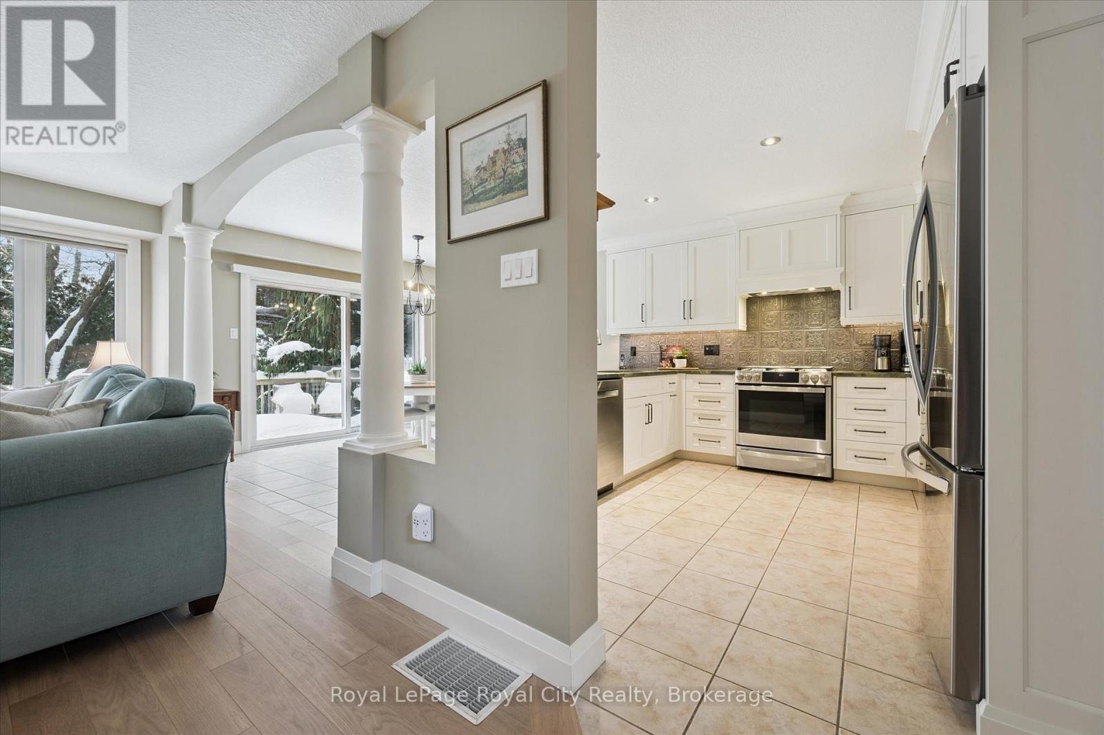 












92 MARSH CRESCENT

,
Guelph (Pineridge/Westminster Woods),




Ontario
N1L1L4

