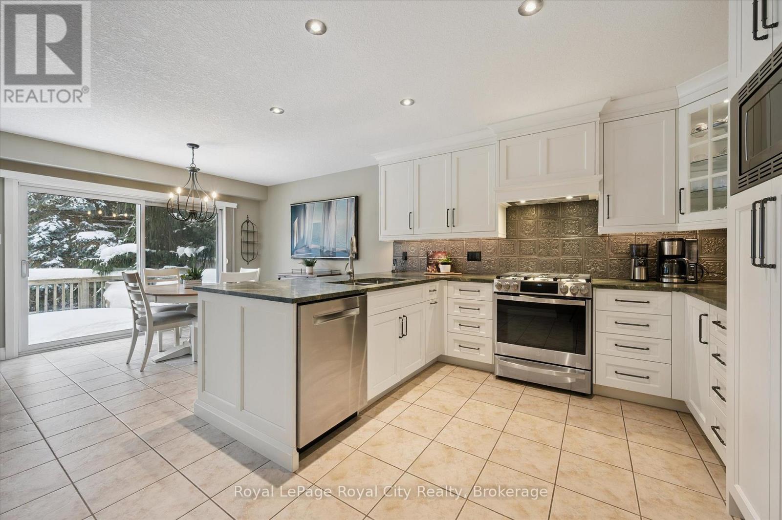 












92 MARSH CRESCENT

,
Guelph (Pineridge/Westminster Woods),




Ontario
N1L1L4

