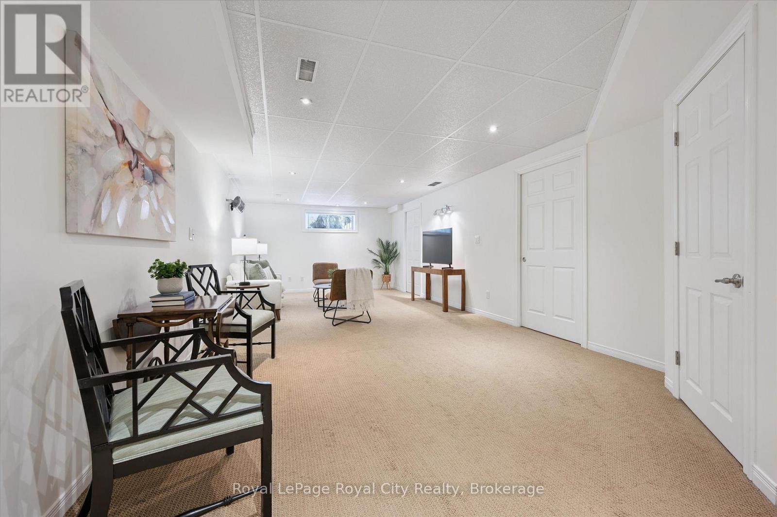 












92 MARSH CRESCENT

,
Guelph (Pineridge/Westminster Woods),




Ontario
N1L1L4

