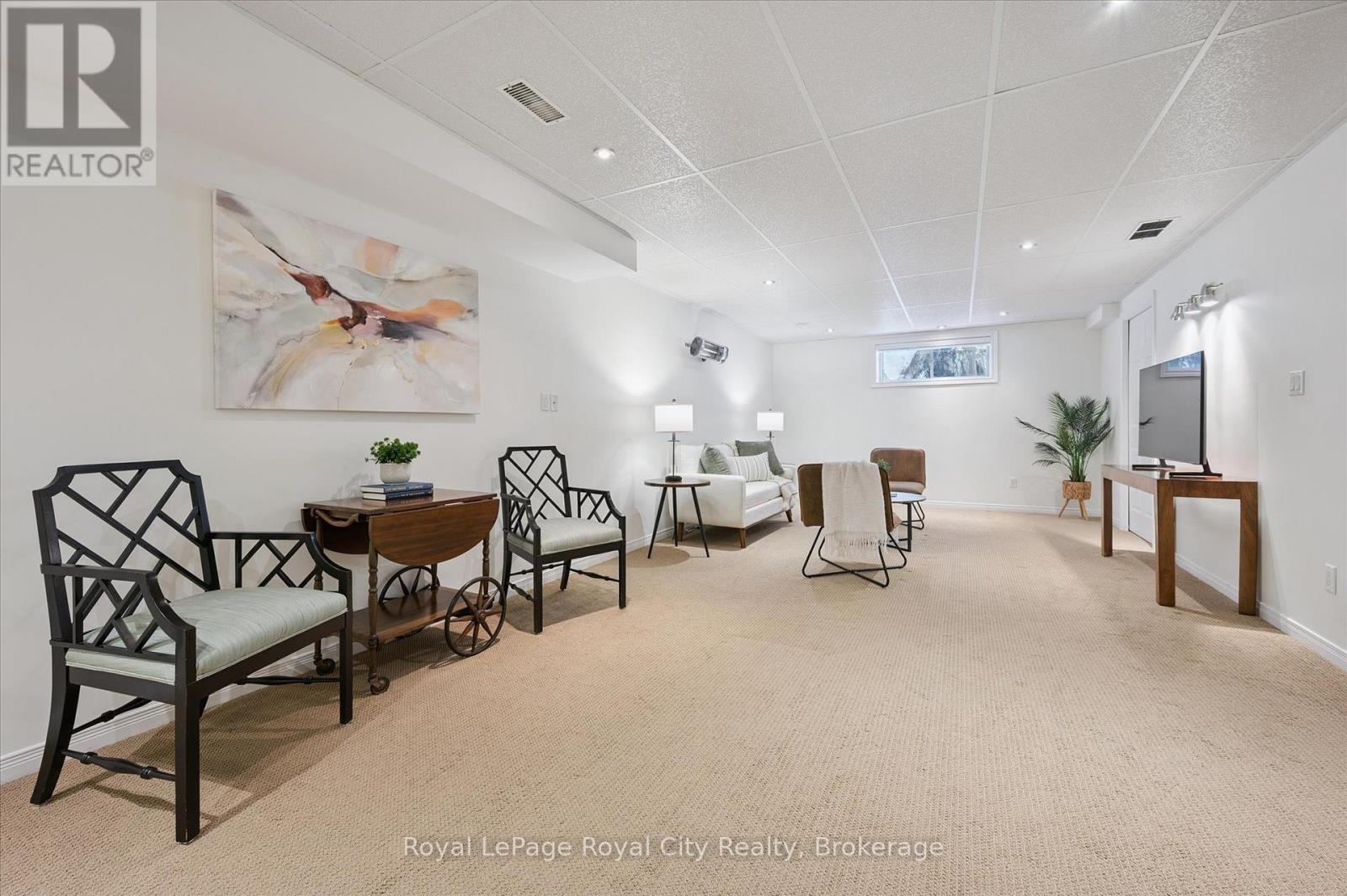 












92 MARSH CRESCENT

,
Guelph (Pineridge/Westminster Woods),




Ontario
N1L1L4

