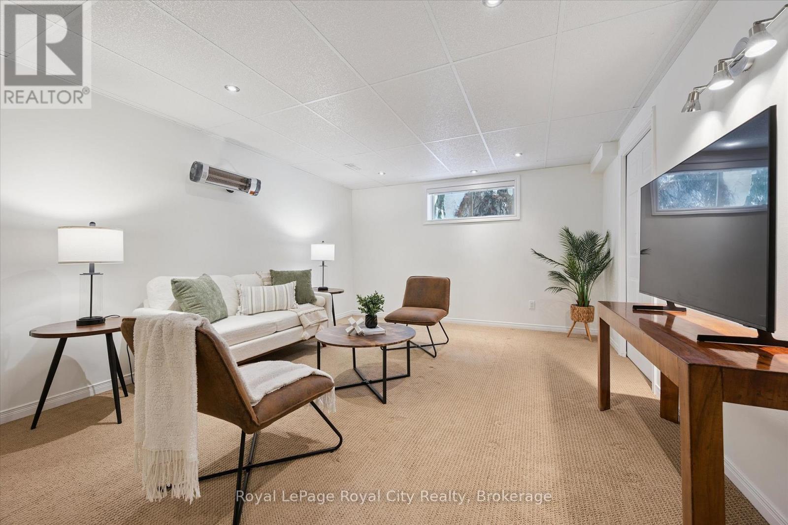 












92 MARSH CRESCENT

,
Guelph (Pineridge/Westminster Woods),




Ontario
N1L1L4

