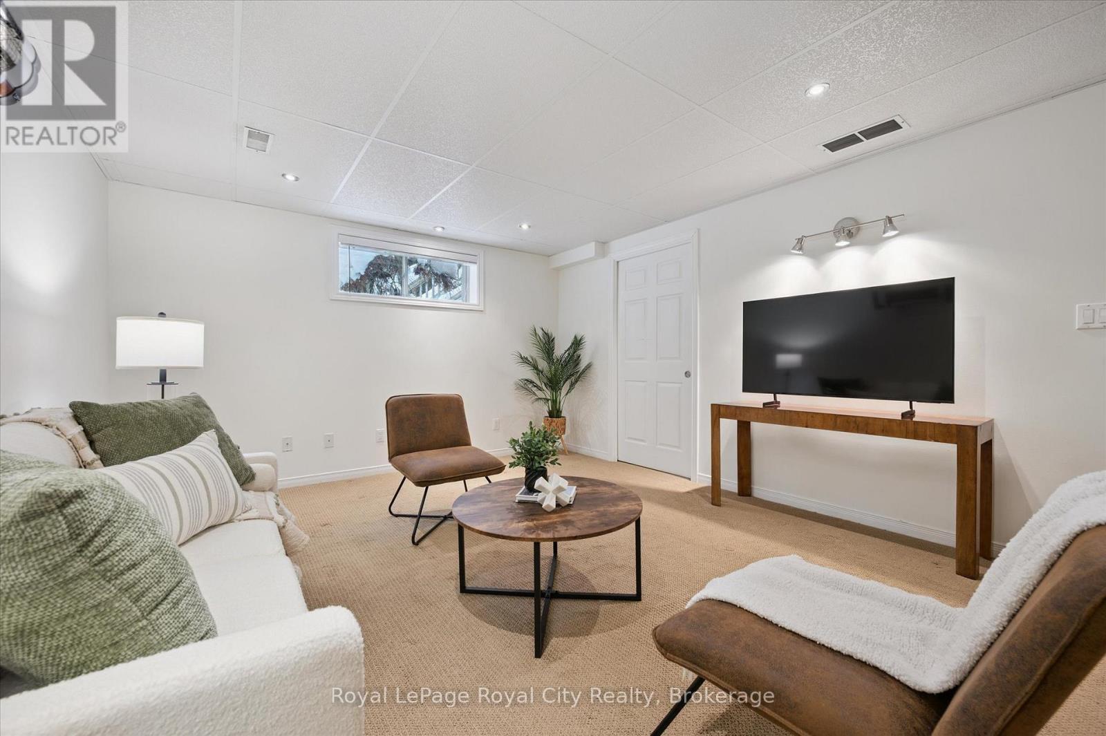 












92 MARSH CRESCENT

,
Guelph (Pineridge/Westminster Woods),




Ontario
N1L1L4

