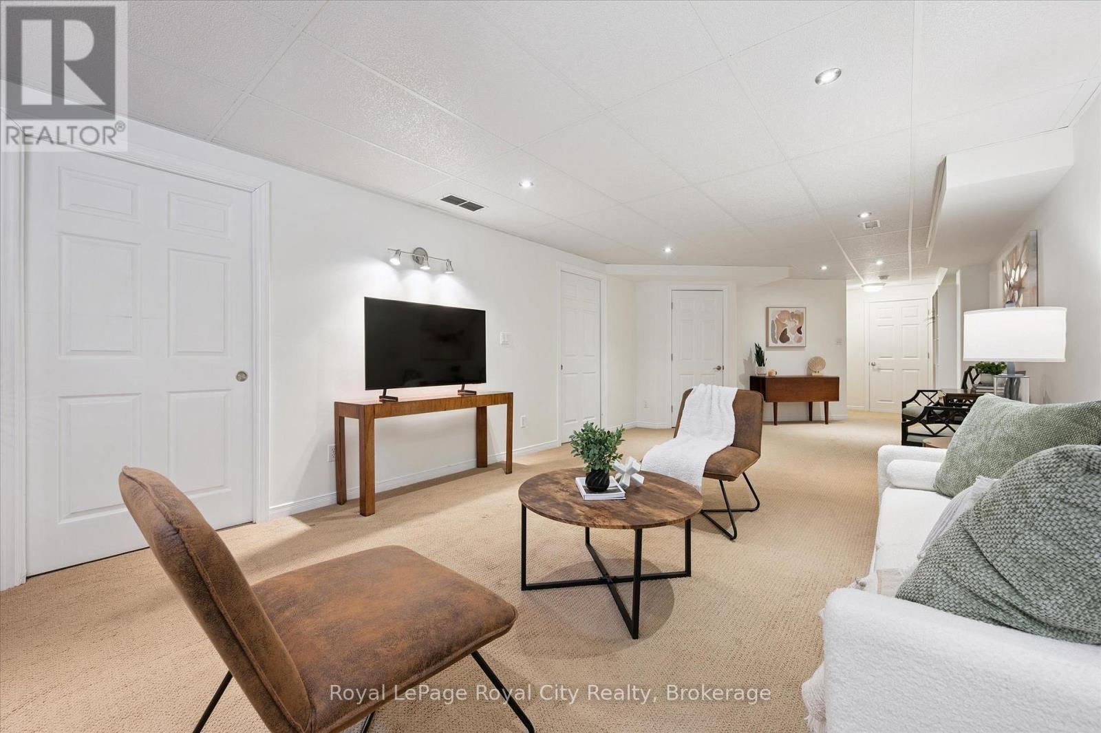 












92 MARSH CRESCENT

,
Guelph (Pineridge/Westminster Woods),




Ontario
N1L1L4

